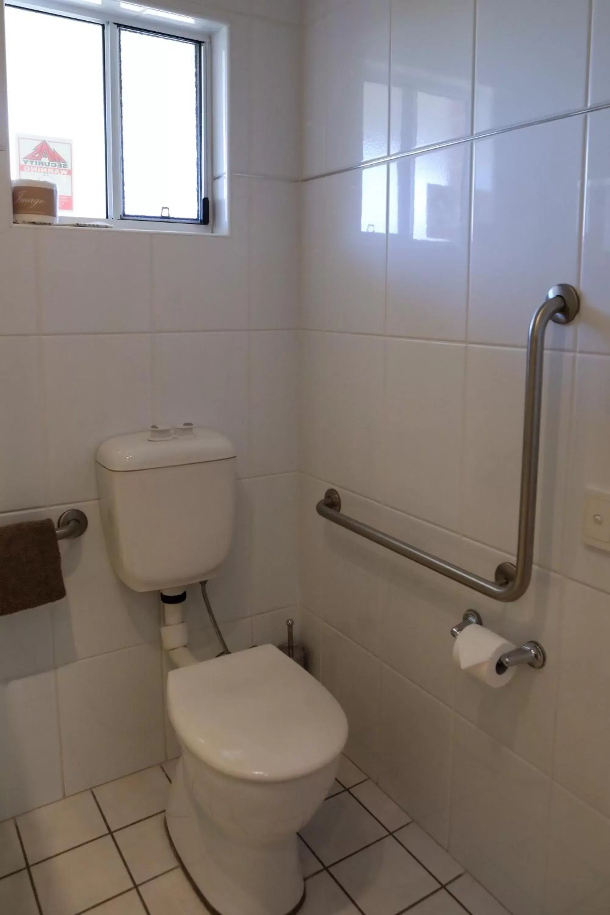 Toilet, Bathroom in Akuna Motor Inn and Apartments