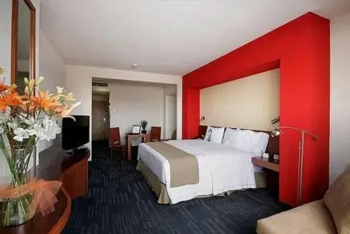 Photo of the whole room in Holiday Inn Express Guadalajara Expo, an IHG Hotel
