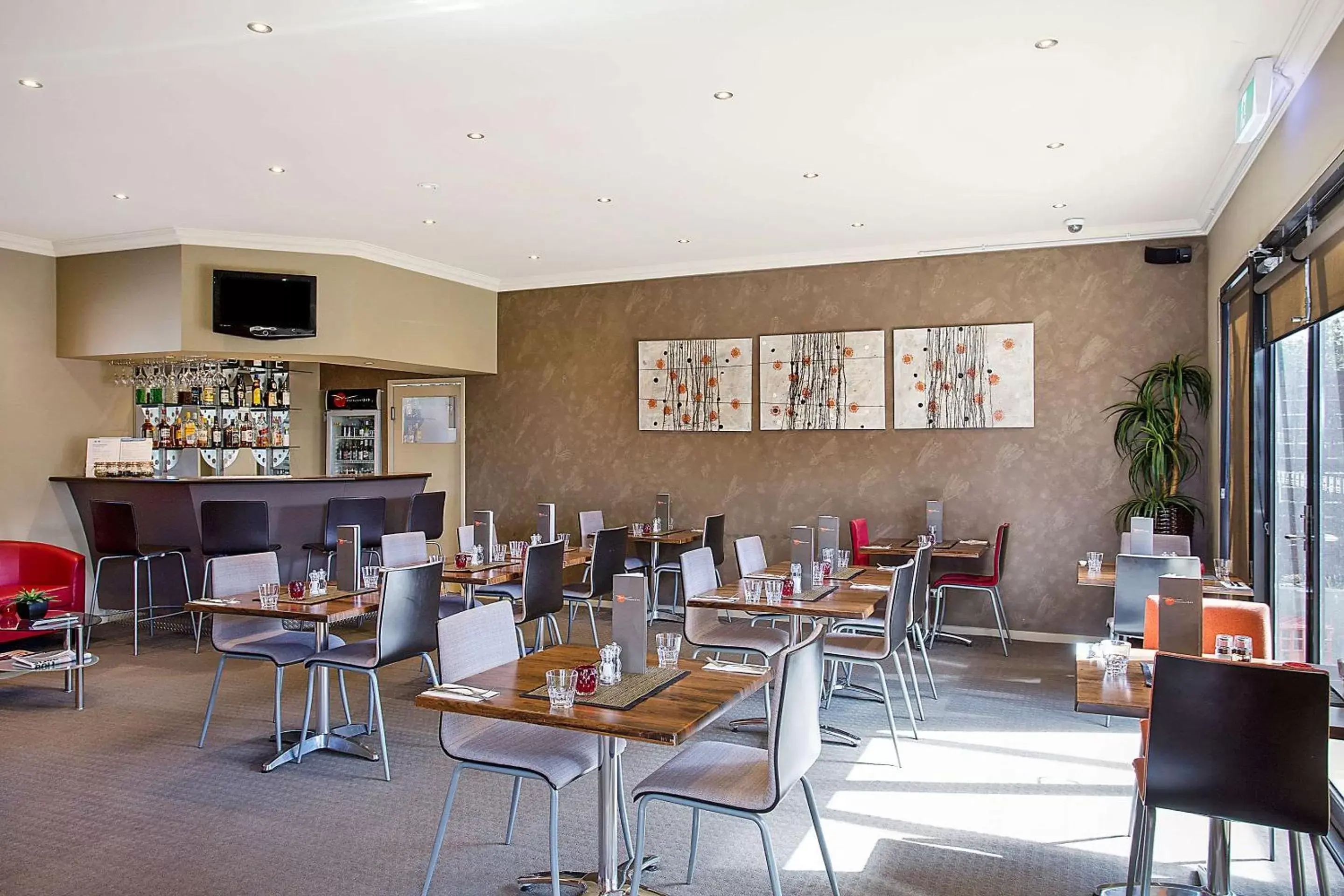 Lounge or bar, Restaurant/Places to Eat in Comfort Inn on Raglan