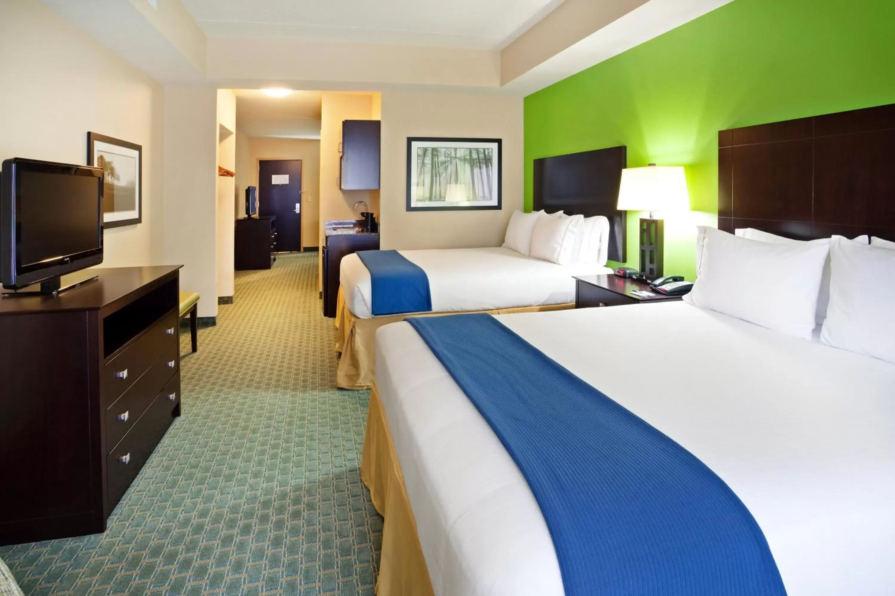Photo of the whole room, Bed in Holiday Inn Express Hotel & Suites Newport South, an IHG Hotel