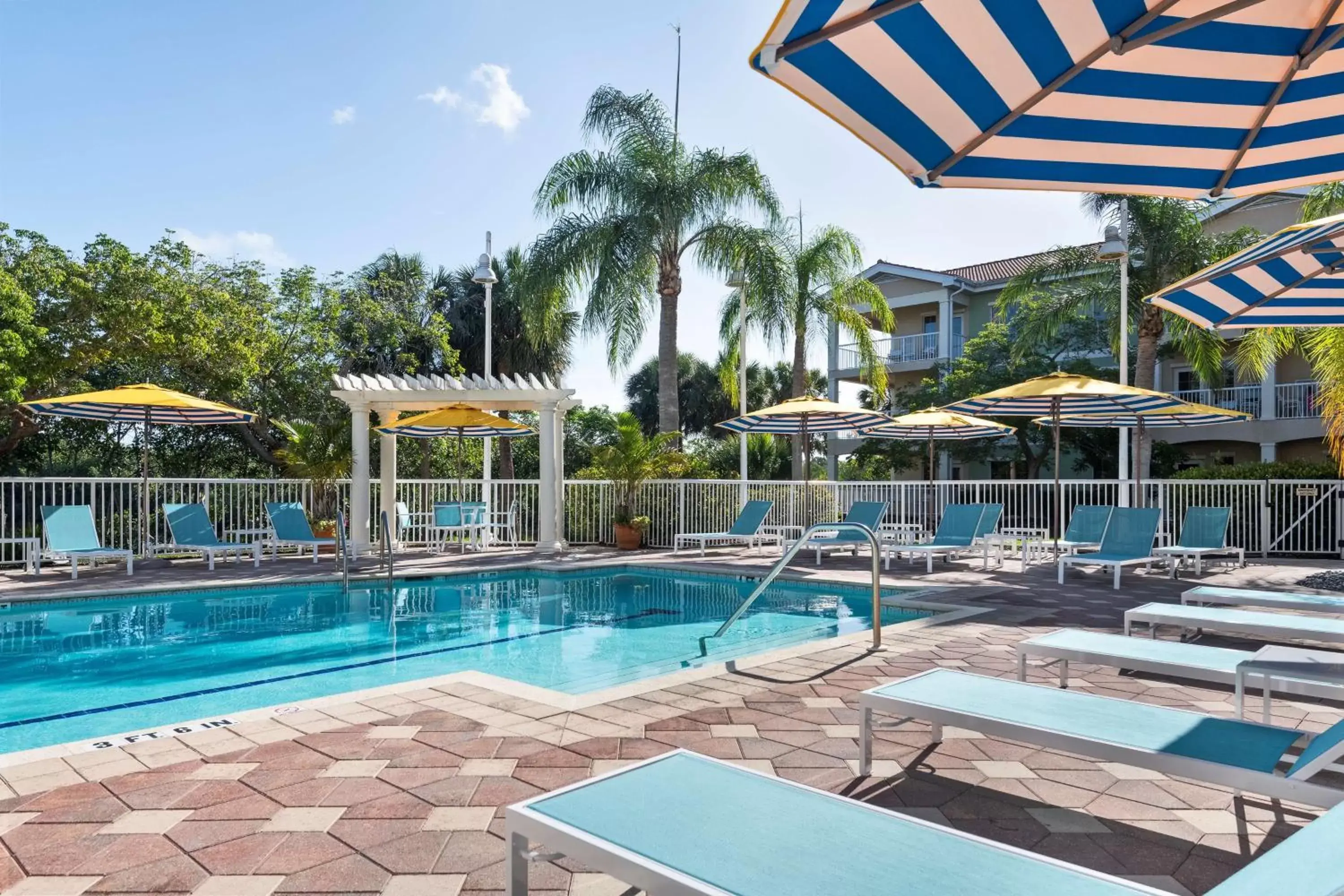Swimming Pool in DoubleTree Suites by Hilton Naples