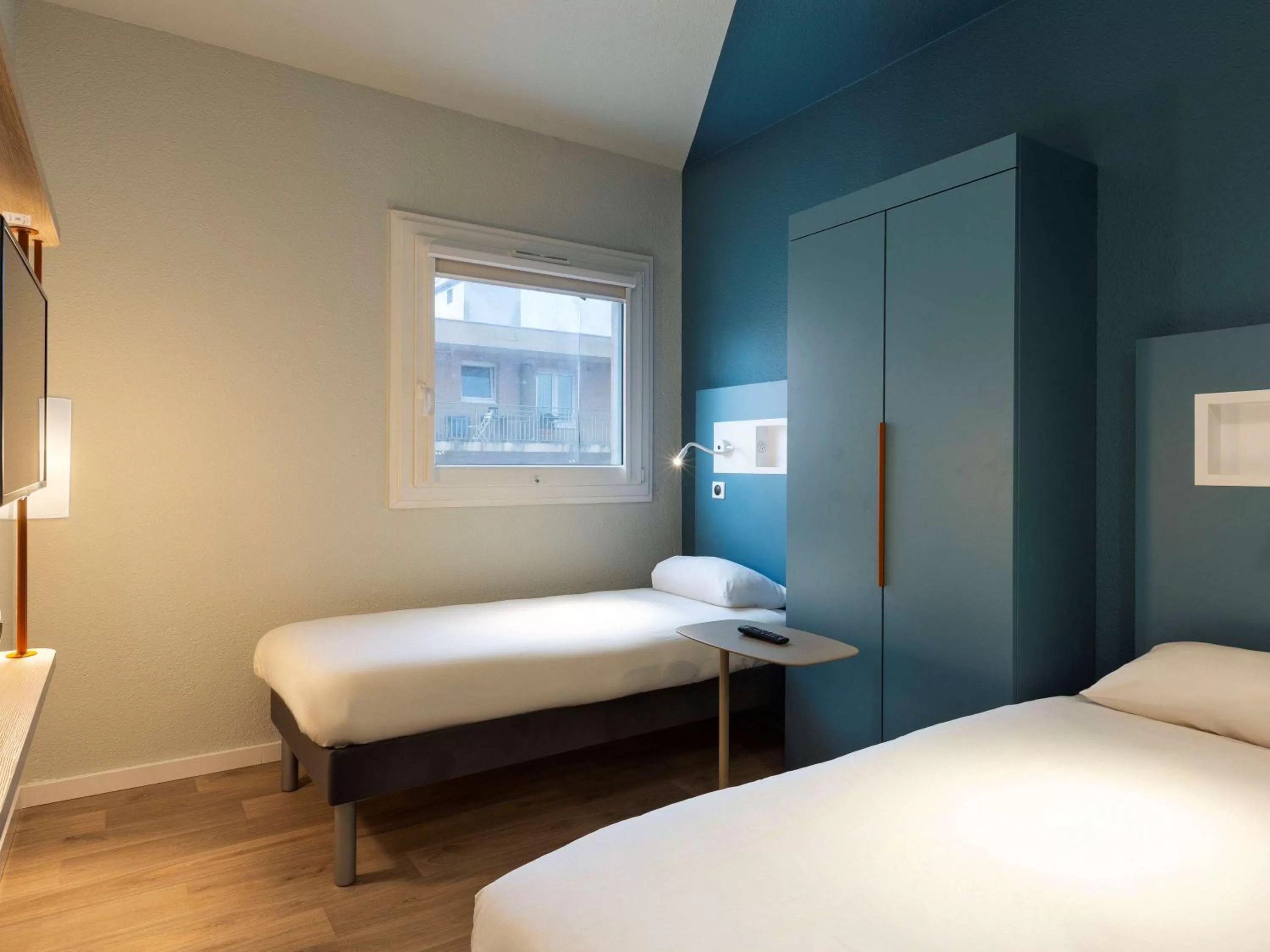 Photo of the whole room, Bed in Ibis Budget Bourgoin Jallieu Centre