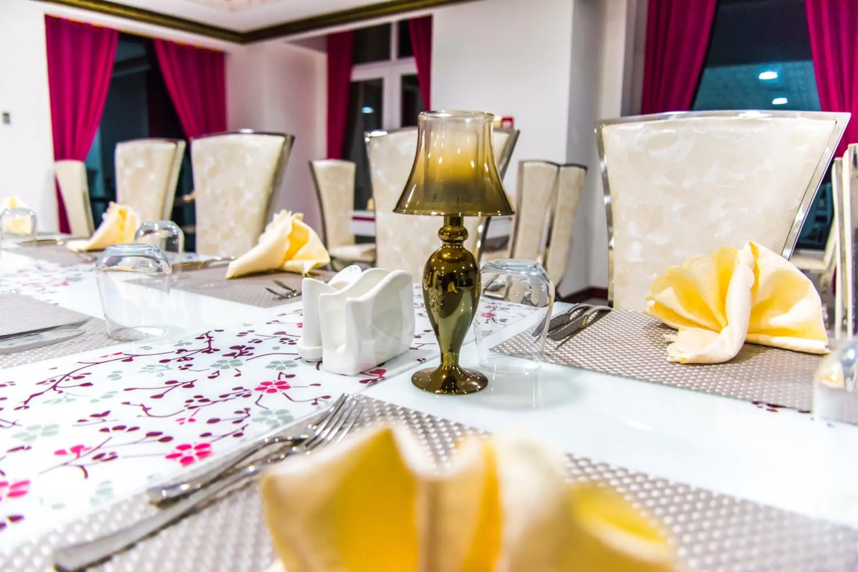 Restaurant/places to eat in Madinat Al Bahr Business & Spa Hotel Restaurant/places to eat in Madinat Al Bahr Business & Spa Hotel