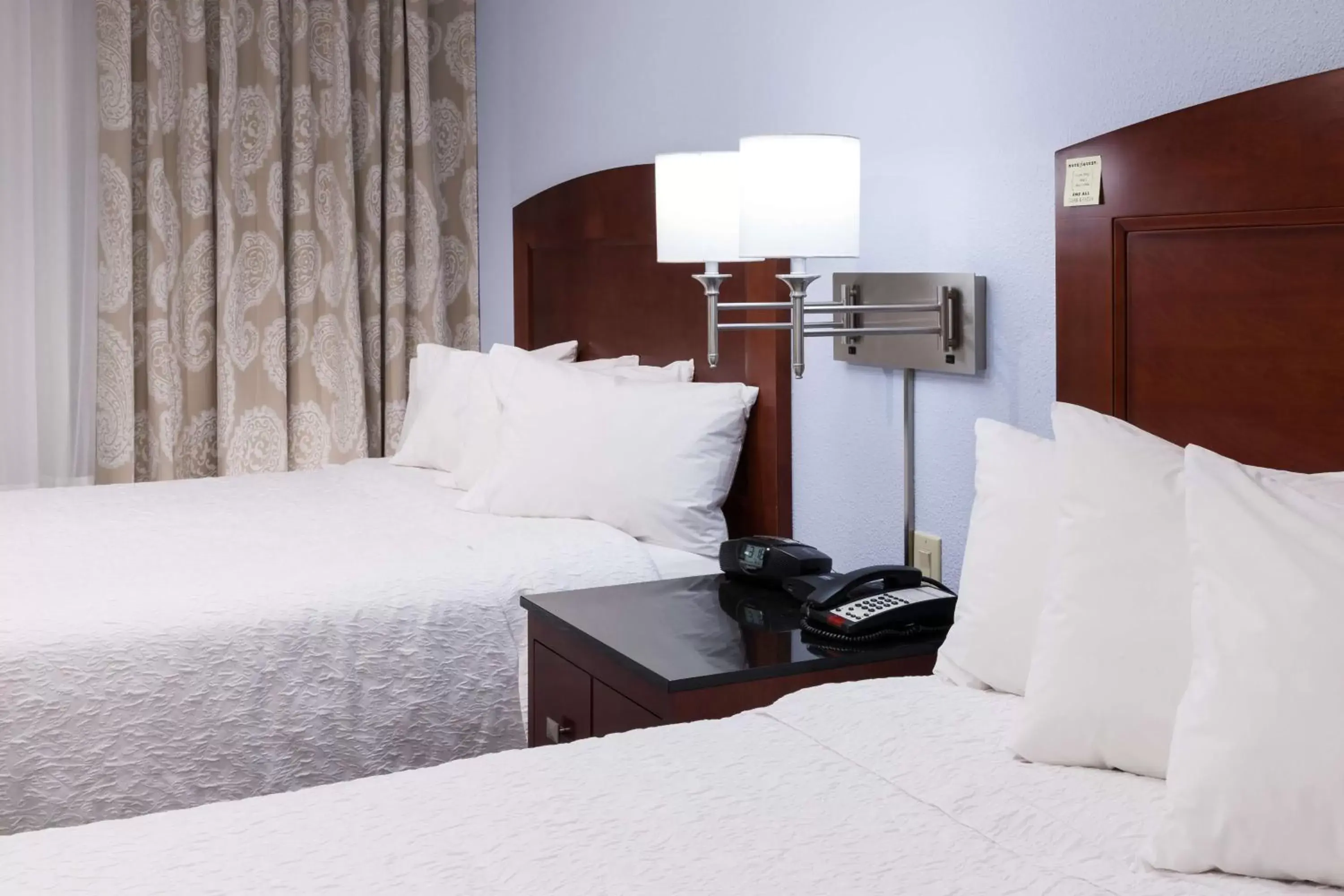 Bed in Hampton Inn & Suites Ft. Worth-Burleson