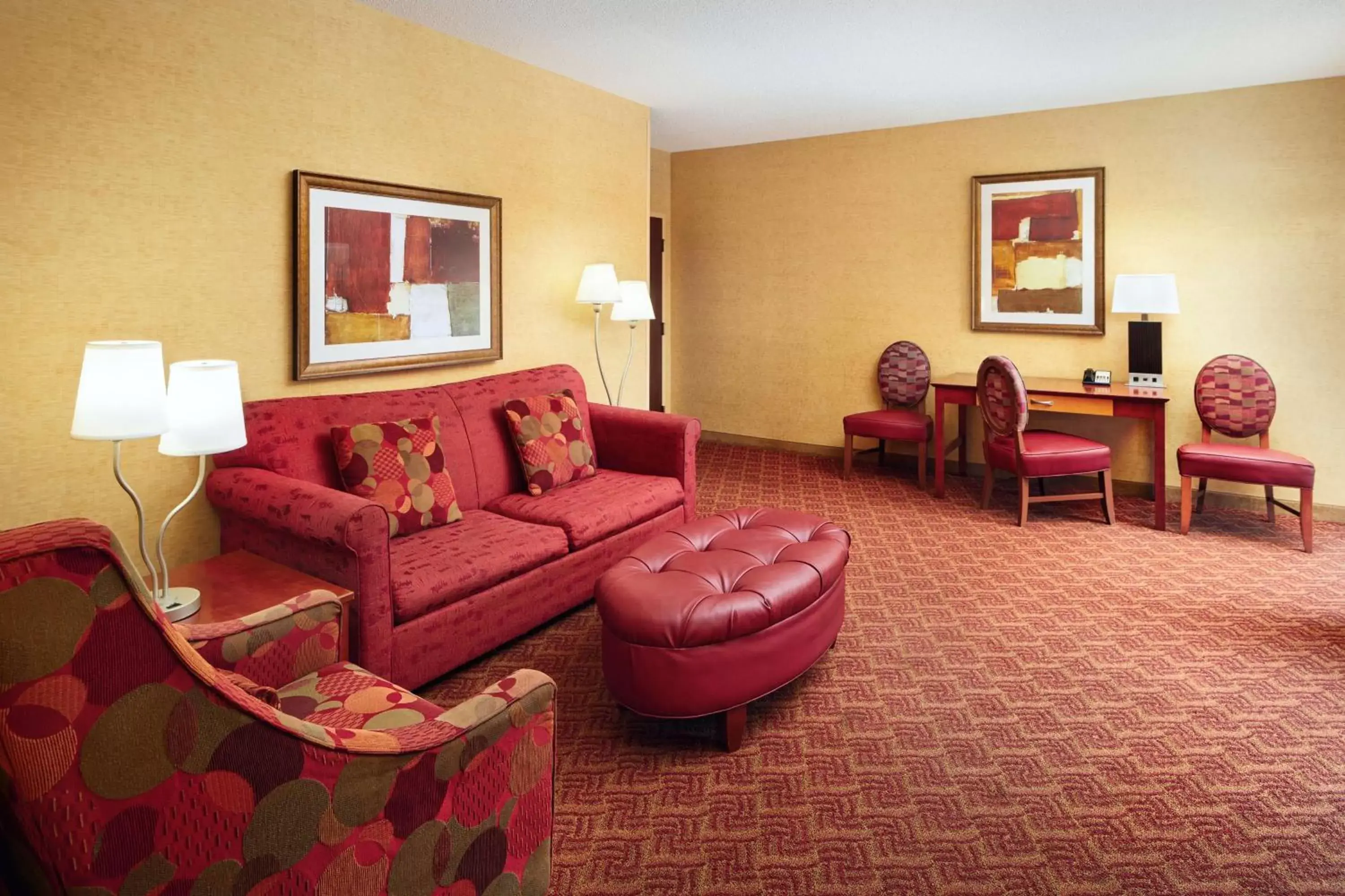 Living room, Seating Area in Embassy Suites by Hilton Charlotte Concord Golf Resort & Spa