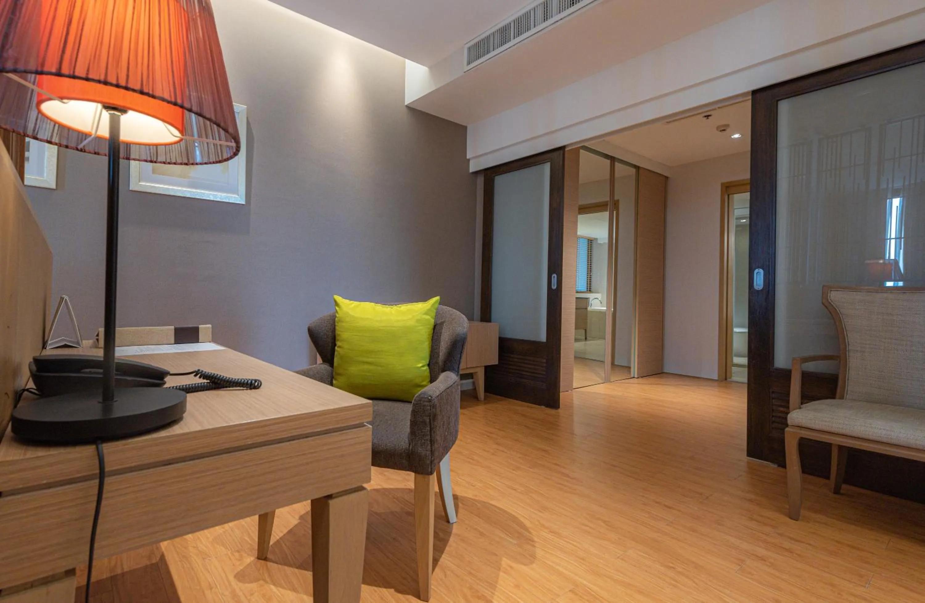 Library in Summit Windmill Golf Suite Hotel at Suvarnabhumi