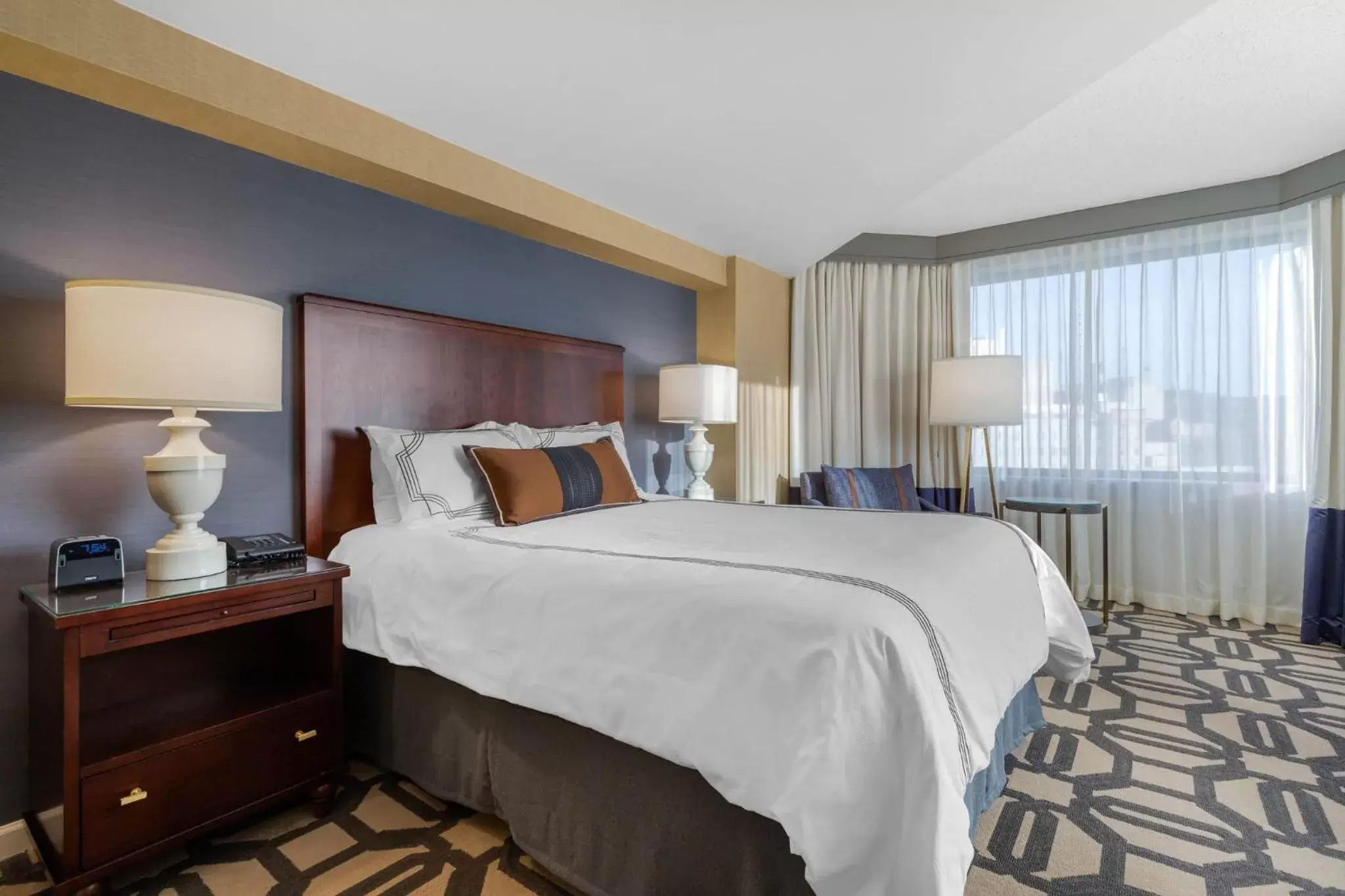 Photo of the whole room, Bed in Omni Richmond Hotel