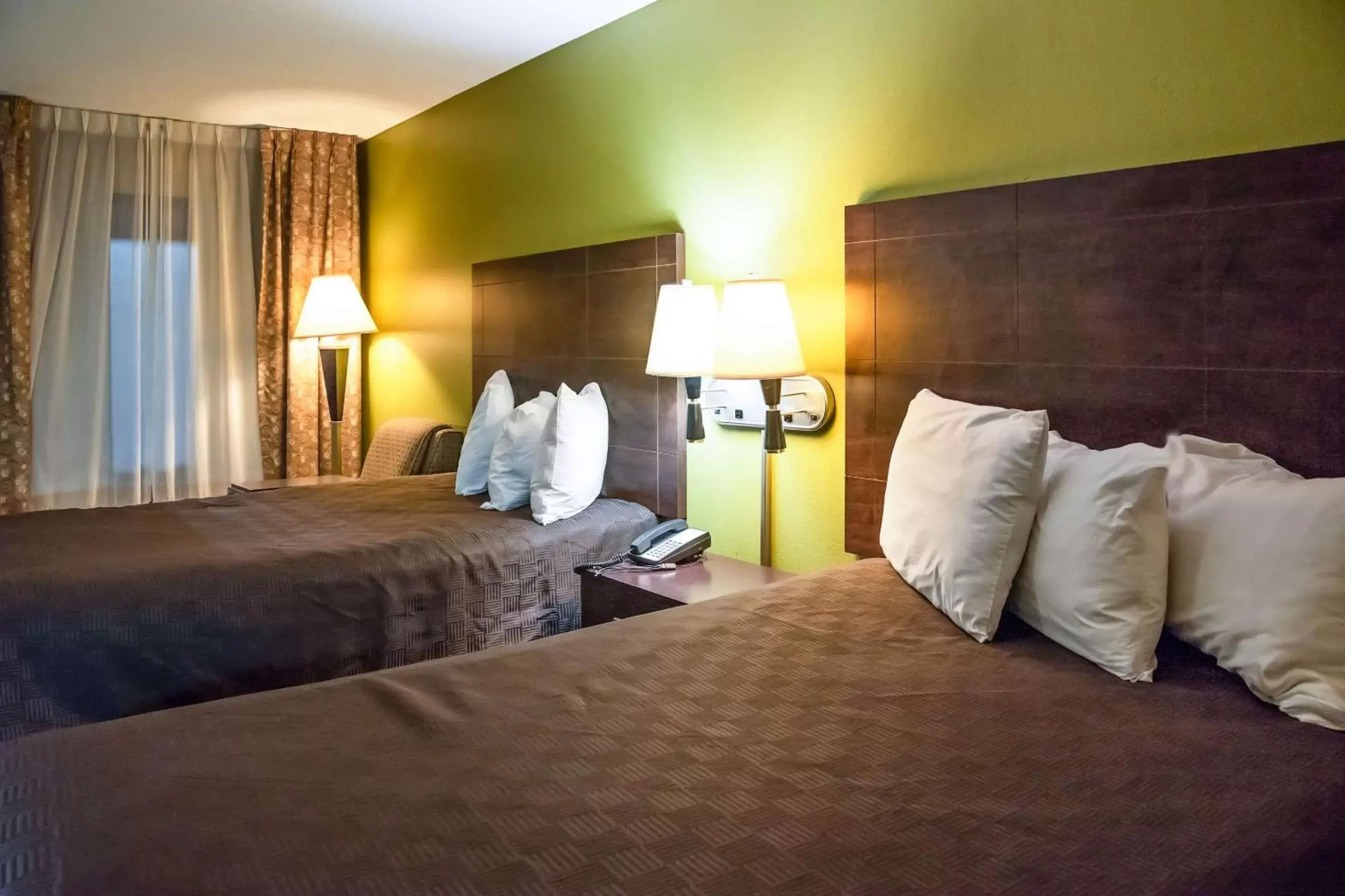 Photo of the whole room, Bed in Rodeway Inn & Suites