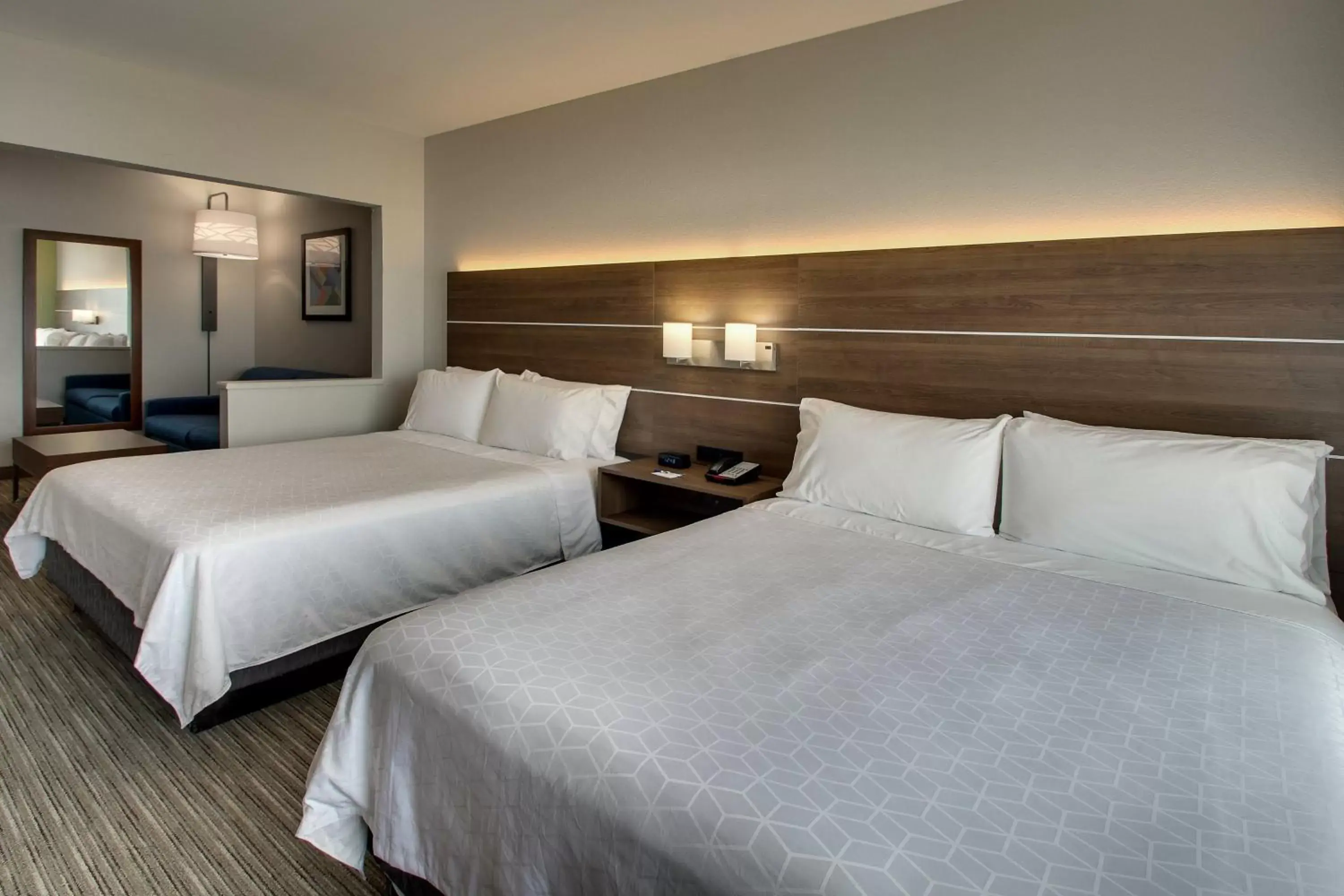 Photo of the whole room, Bed in Holiday Inn Express Hotel & Suites Waukegan/Gurnee, an IHG Hotel