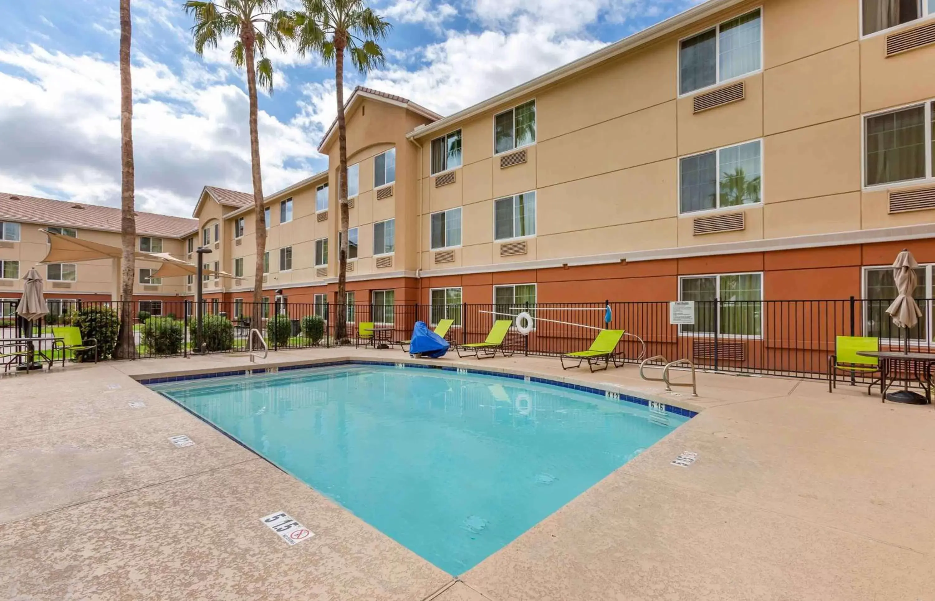 Pool view, Property Building in Extended Stay America Suites - Phoenix - Midtown