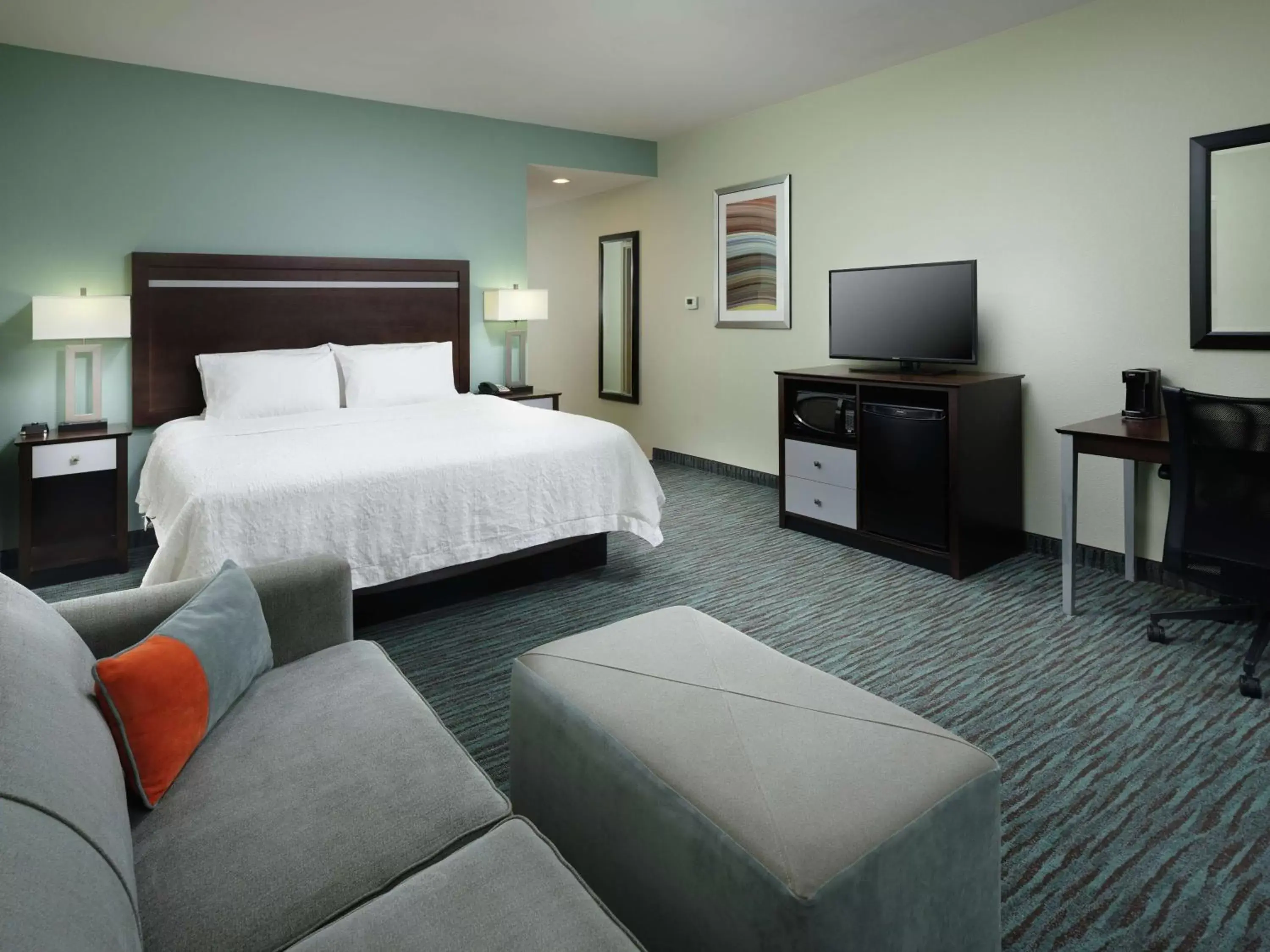 King Room with Sofa Bed - Hearing Accessible/Non-Smoking in Hampton Inn Chattanooga West/Lookout Mountain King Room with Sofa Bed - Hearing Accessible/Non-Smoking in Hampton Inn Chattanooga West/Lookout Mountain
