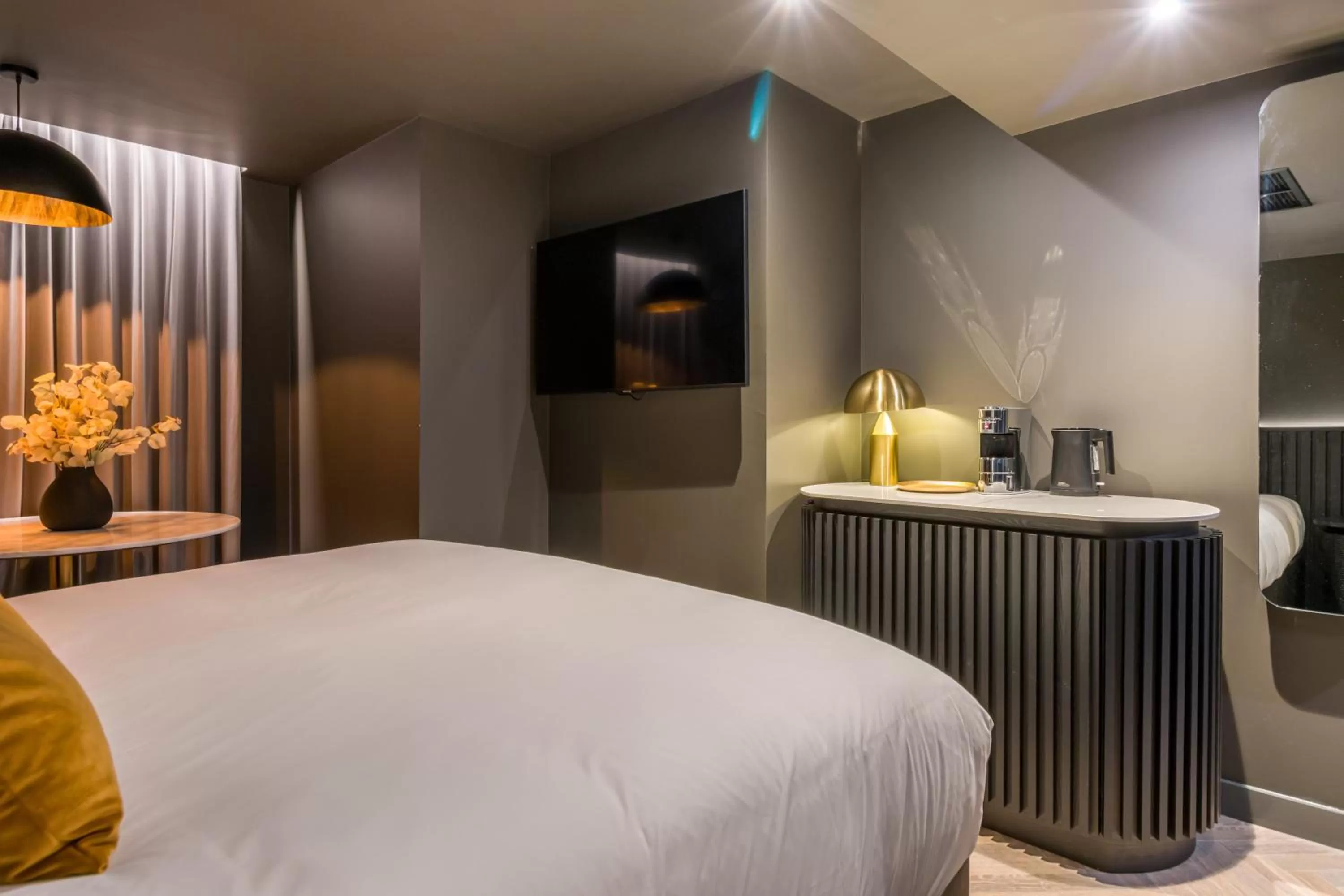 TV and multimedia, Bed in Velvet Hotel Manchester, WorldHotels Crafted