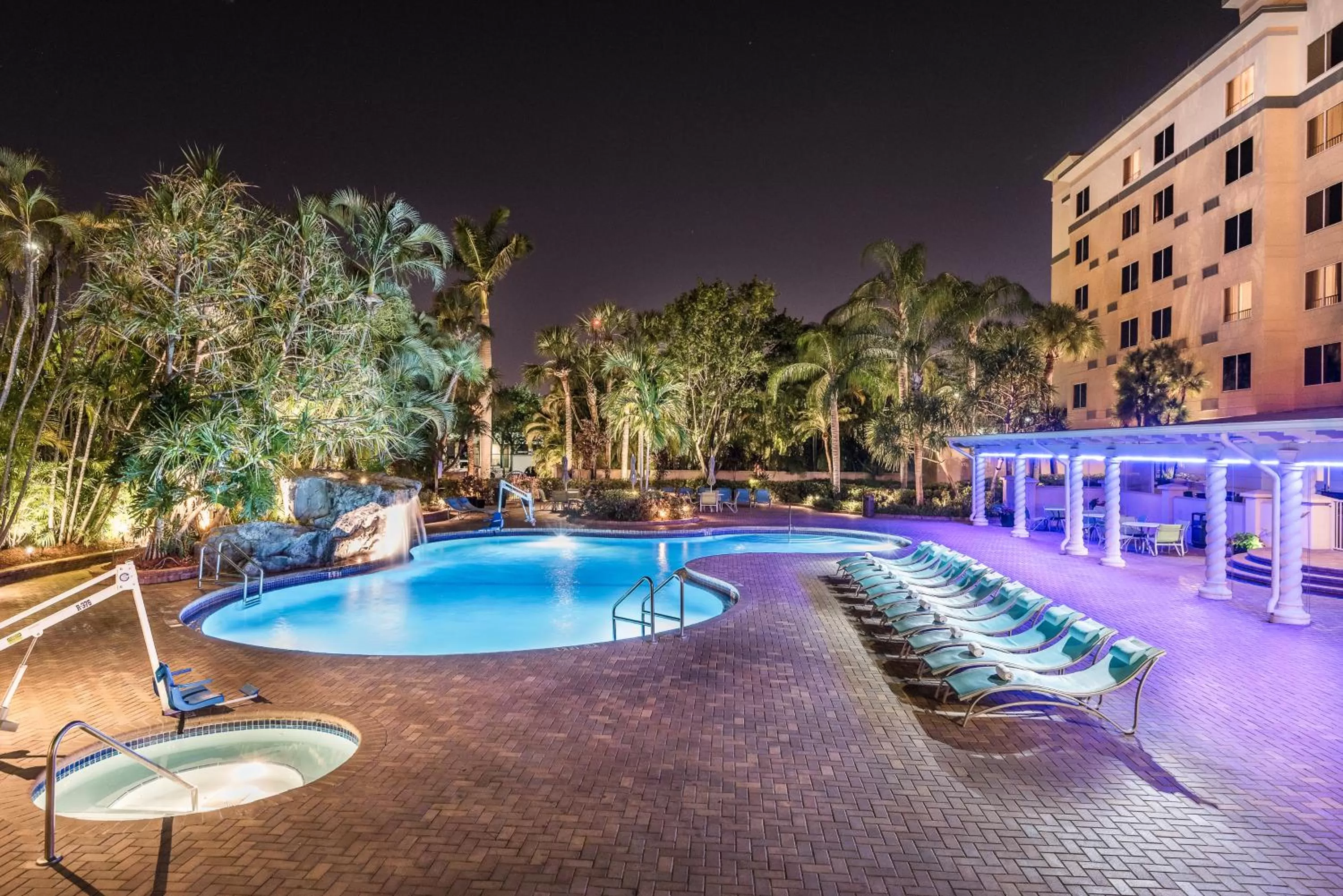 Swimming pool in Holiday Inn Fort Lauderdale Airport by IHG