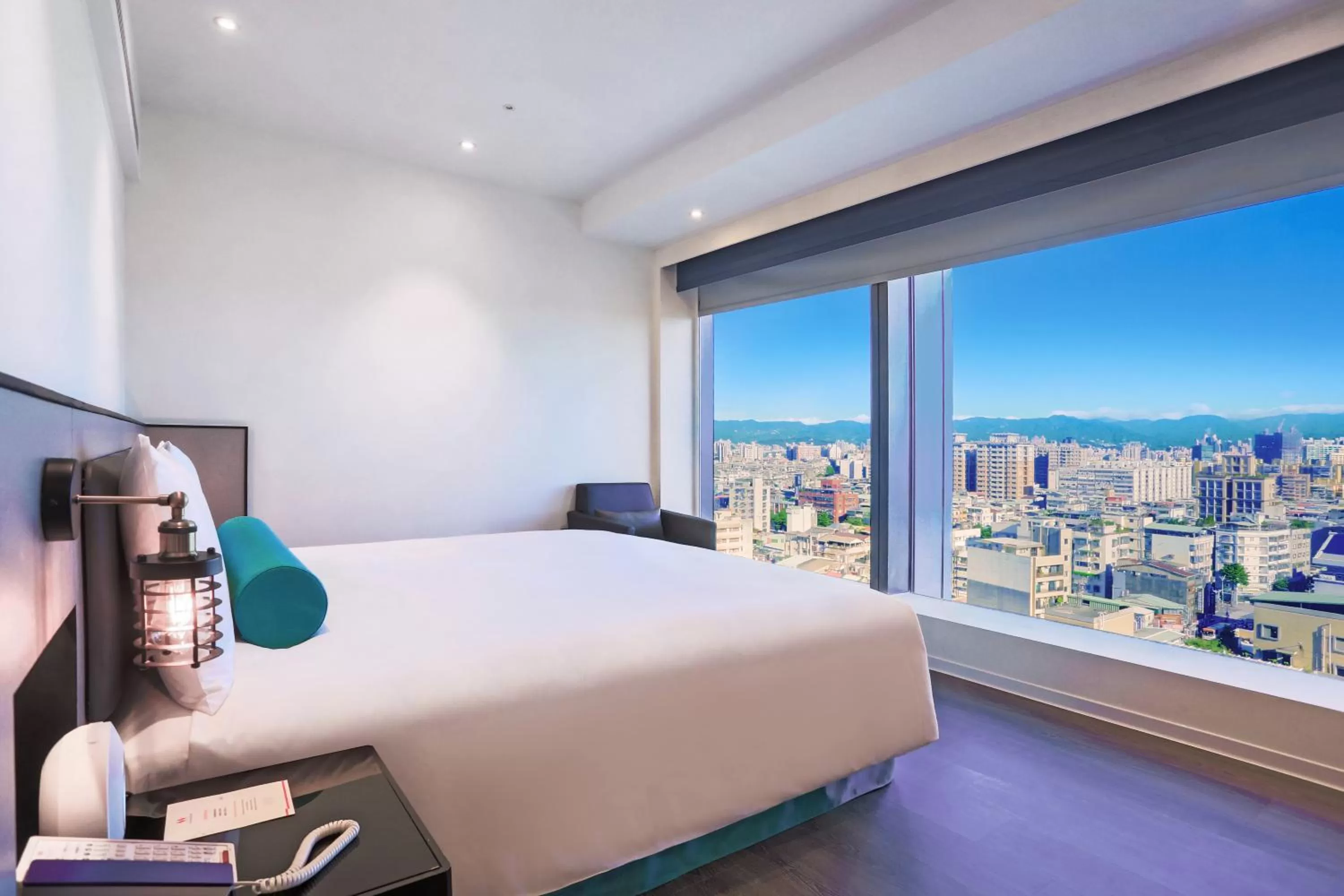 Bed in Caesar Metro Taipei