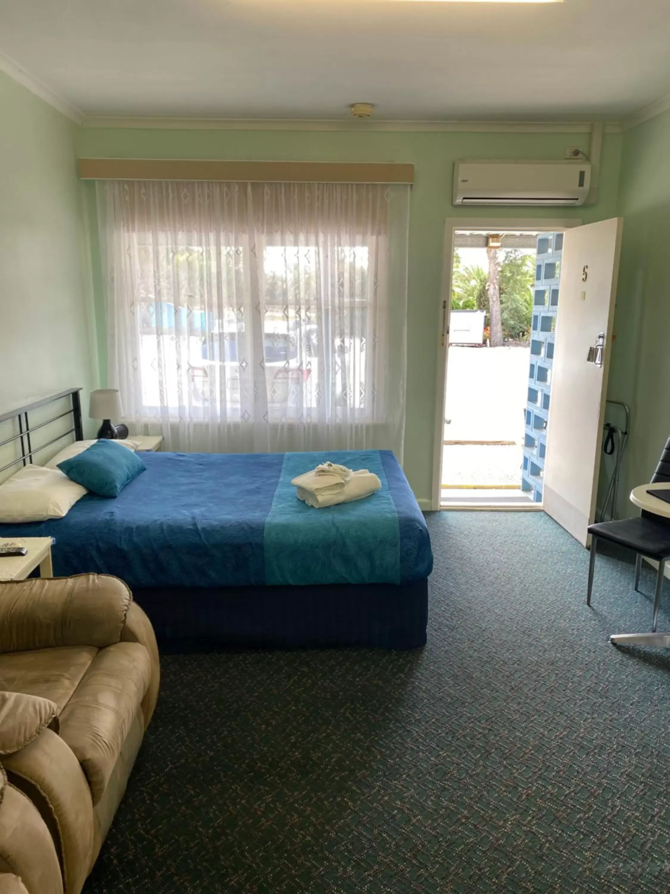 Photo of the whole room, Bed in Paddle Steamer Motel