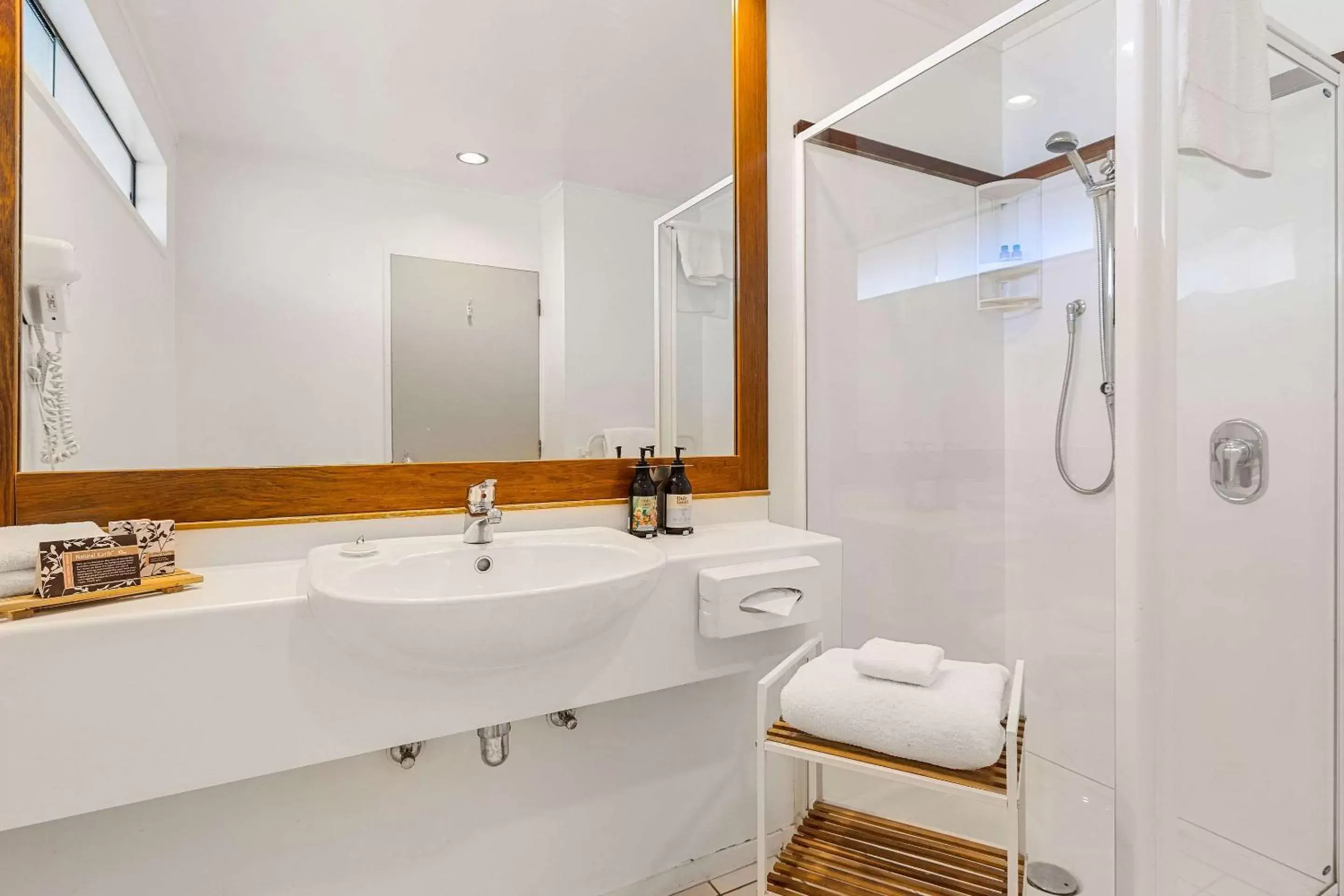 Bathroom in Quality Hotel Lincoln Green