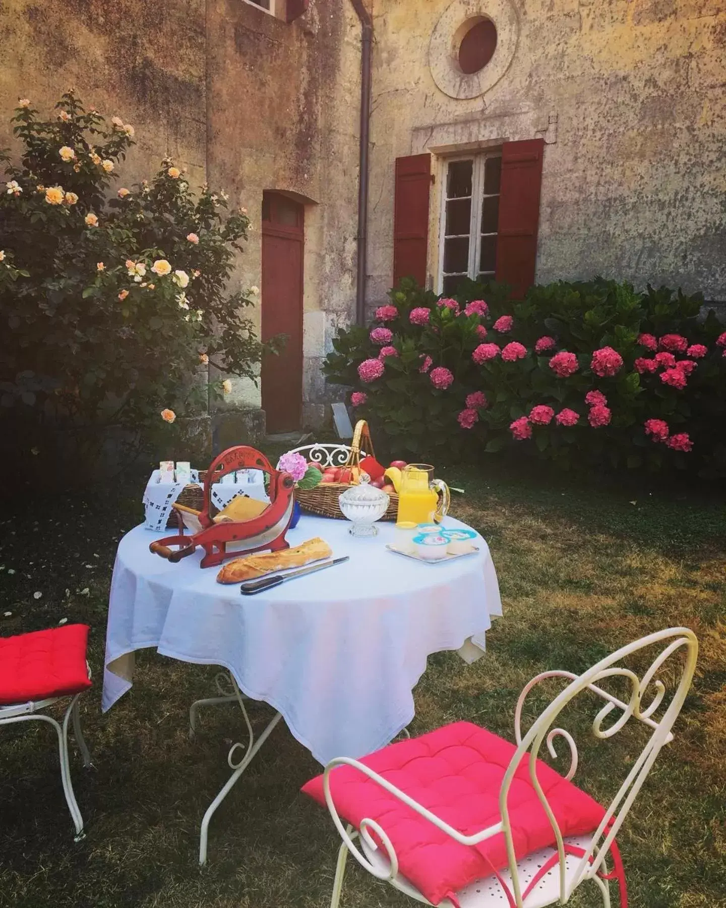 Breakfast in Château Le Méjean