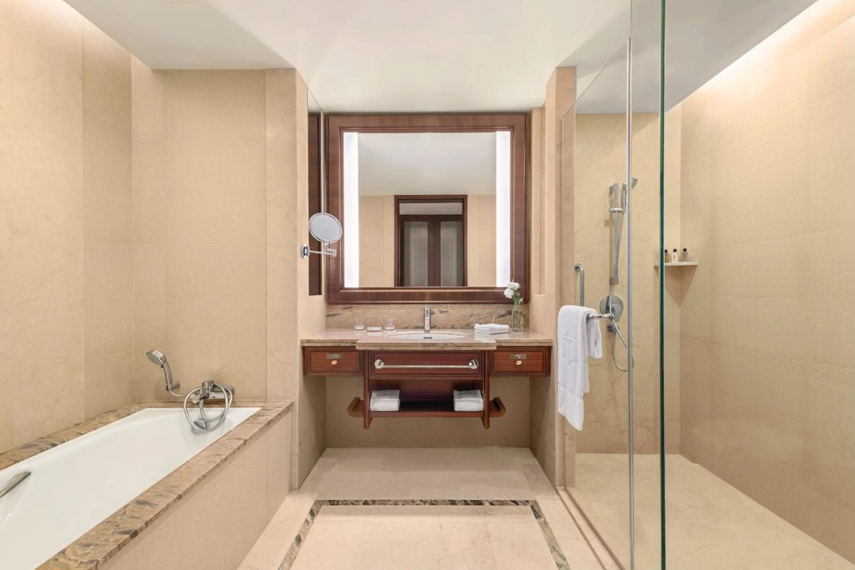Bathroom in Shangri-La Nanchang丨All room offer river views Just one stop from the Pavilion of Prince Teng