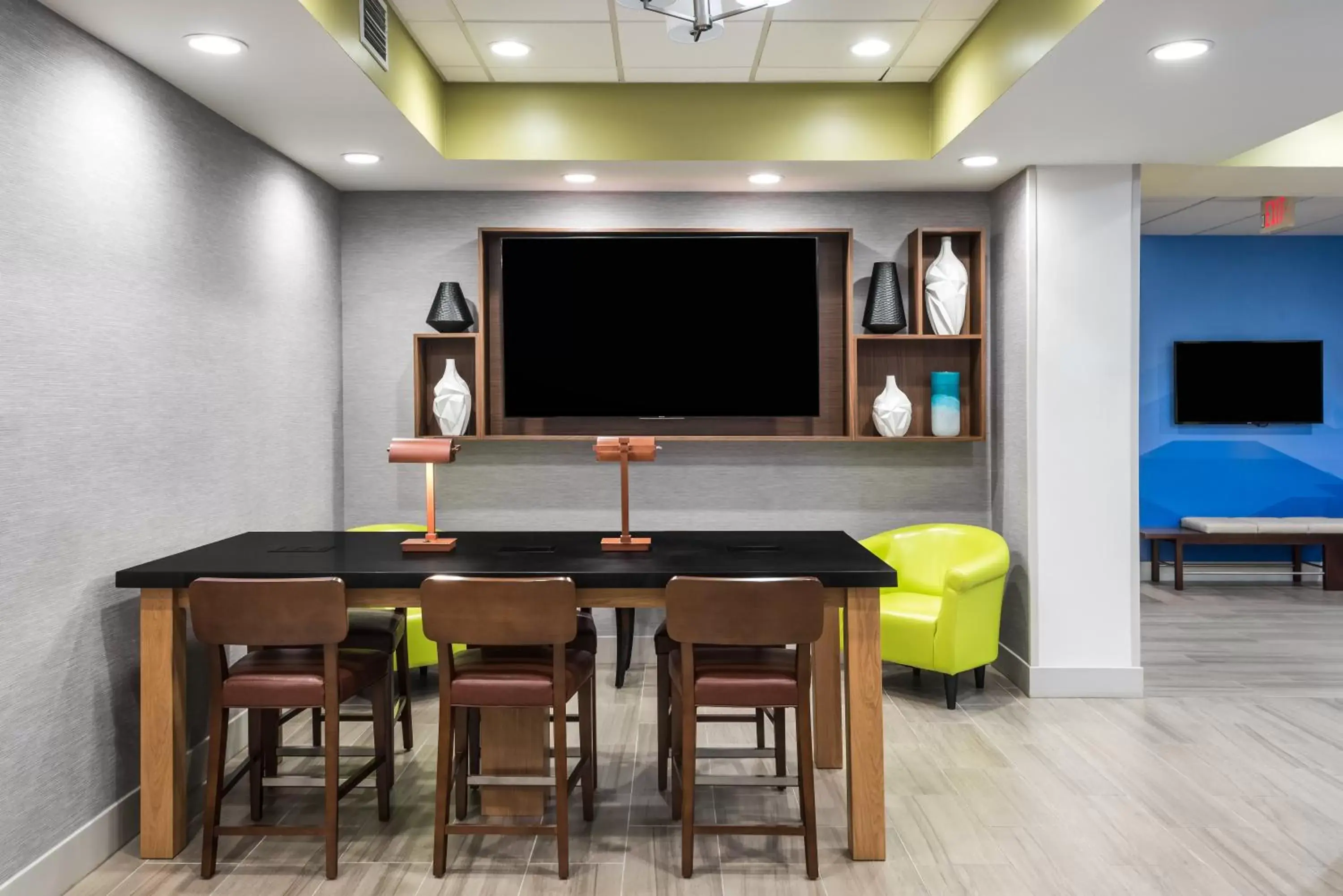 Lobby or reception, TV/Entertainment Center in Holiday Inn Express Hotel & Suites Bartow, an IHG Hotel