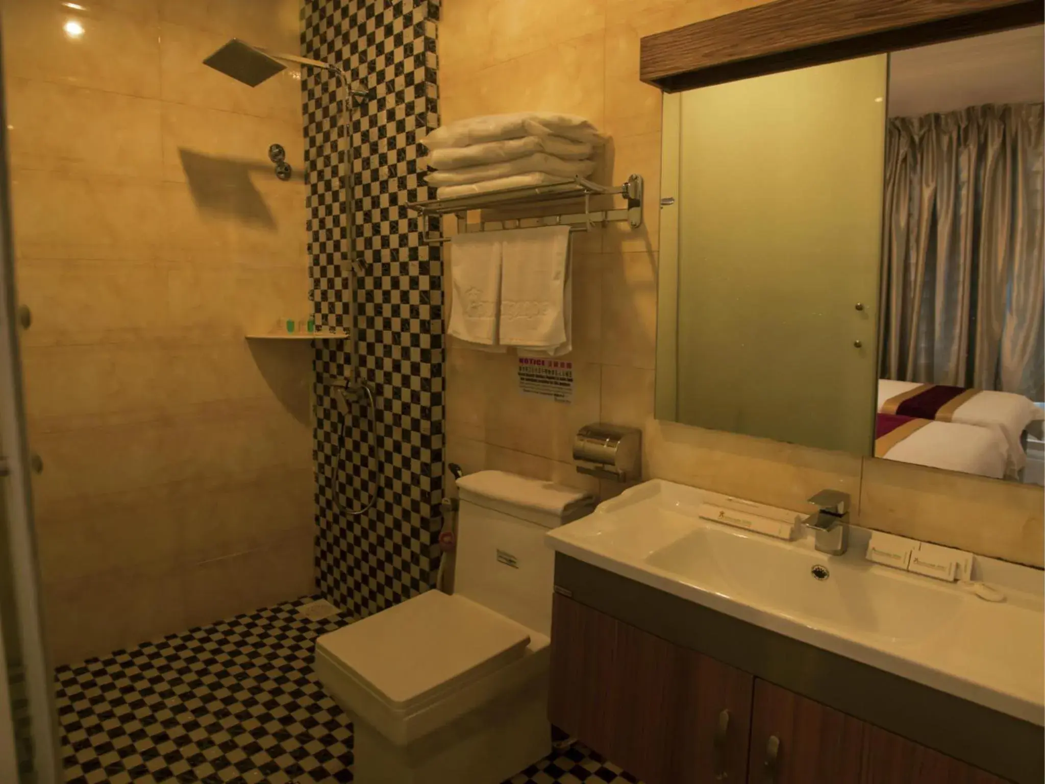 Bedroom, Bathroom in Avantgarde Hotel