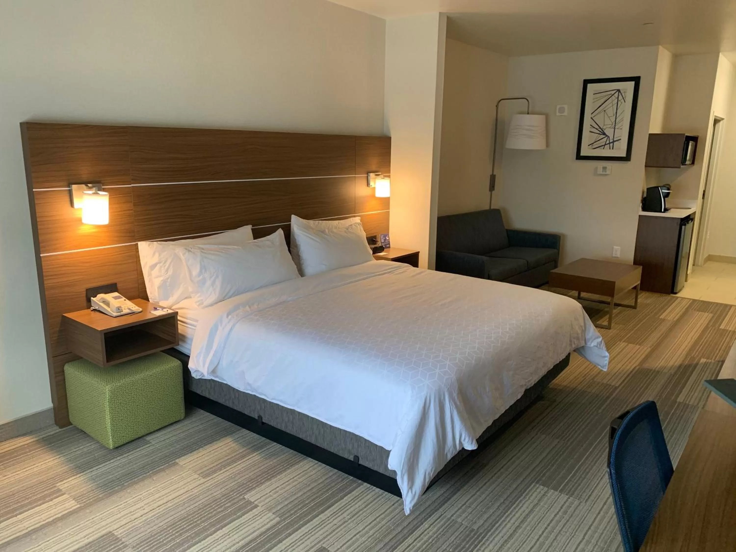 Bedroom, Bed in Holiday Inn Express & Suites Beaumont - Oak Valley by IHG