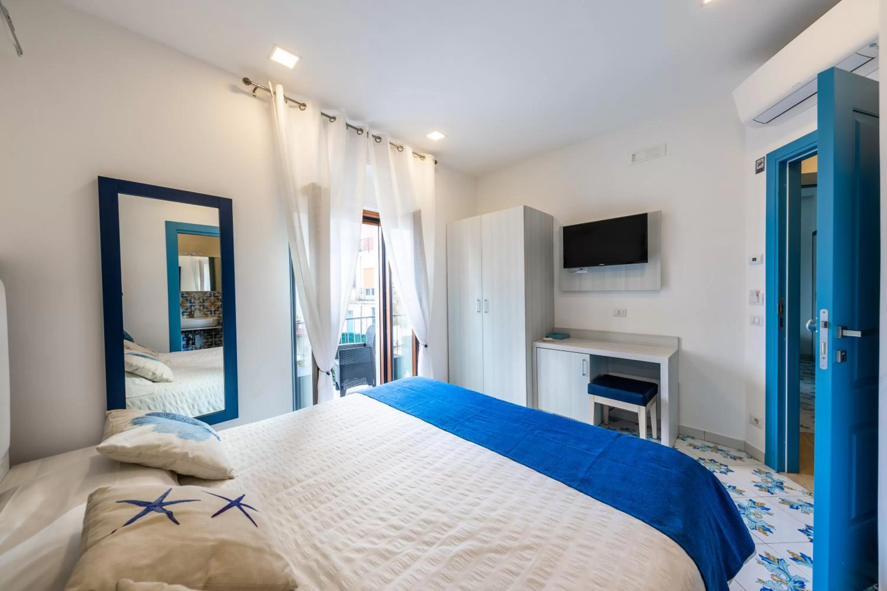 Bedroom, Bed in Costa Blu