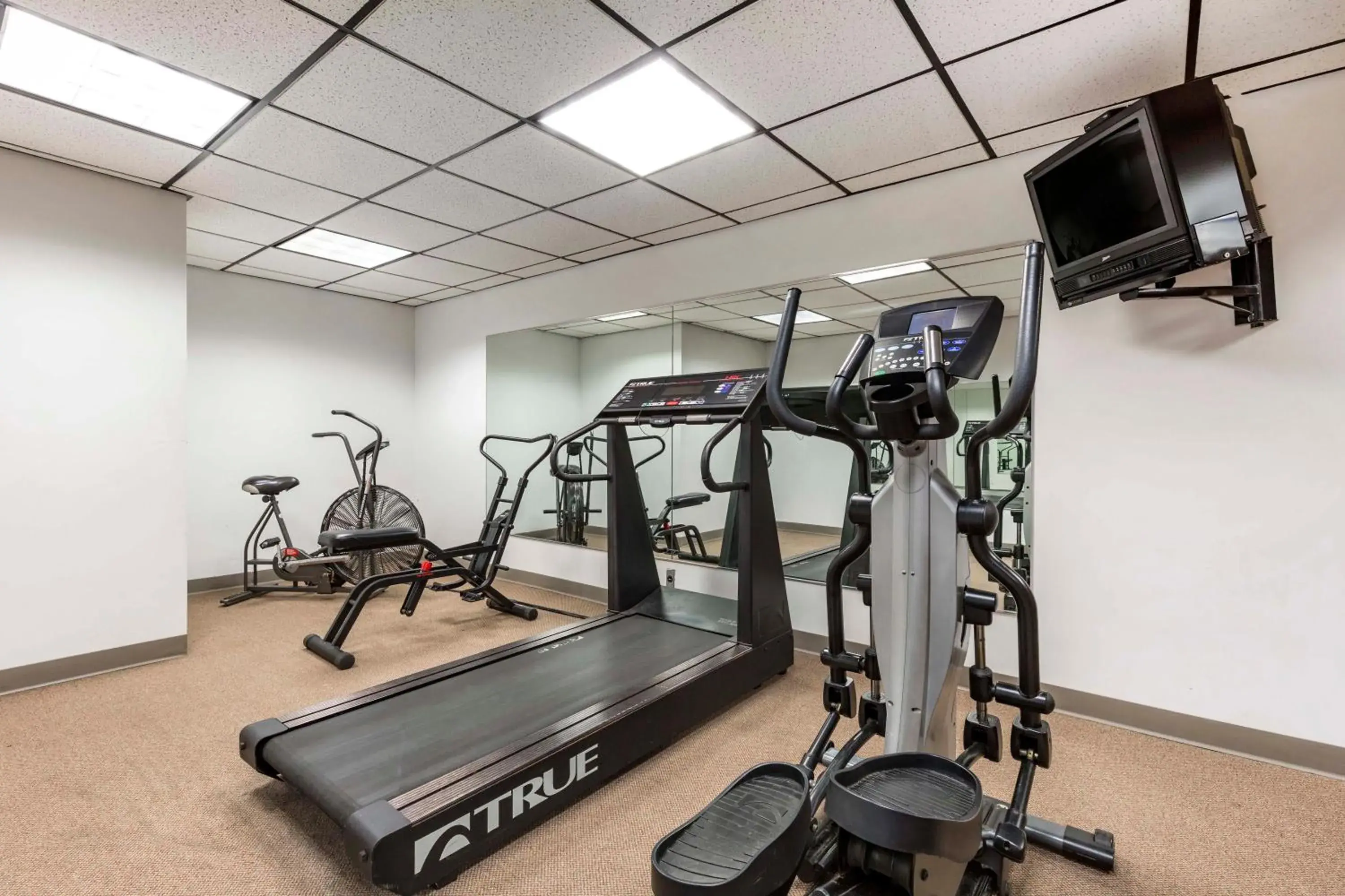 Fitness Center/Facilities in Lamplighter Inn and Suites - North
