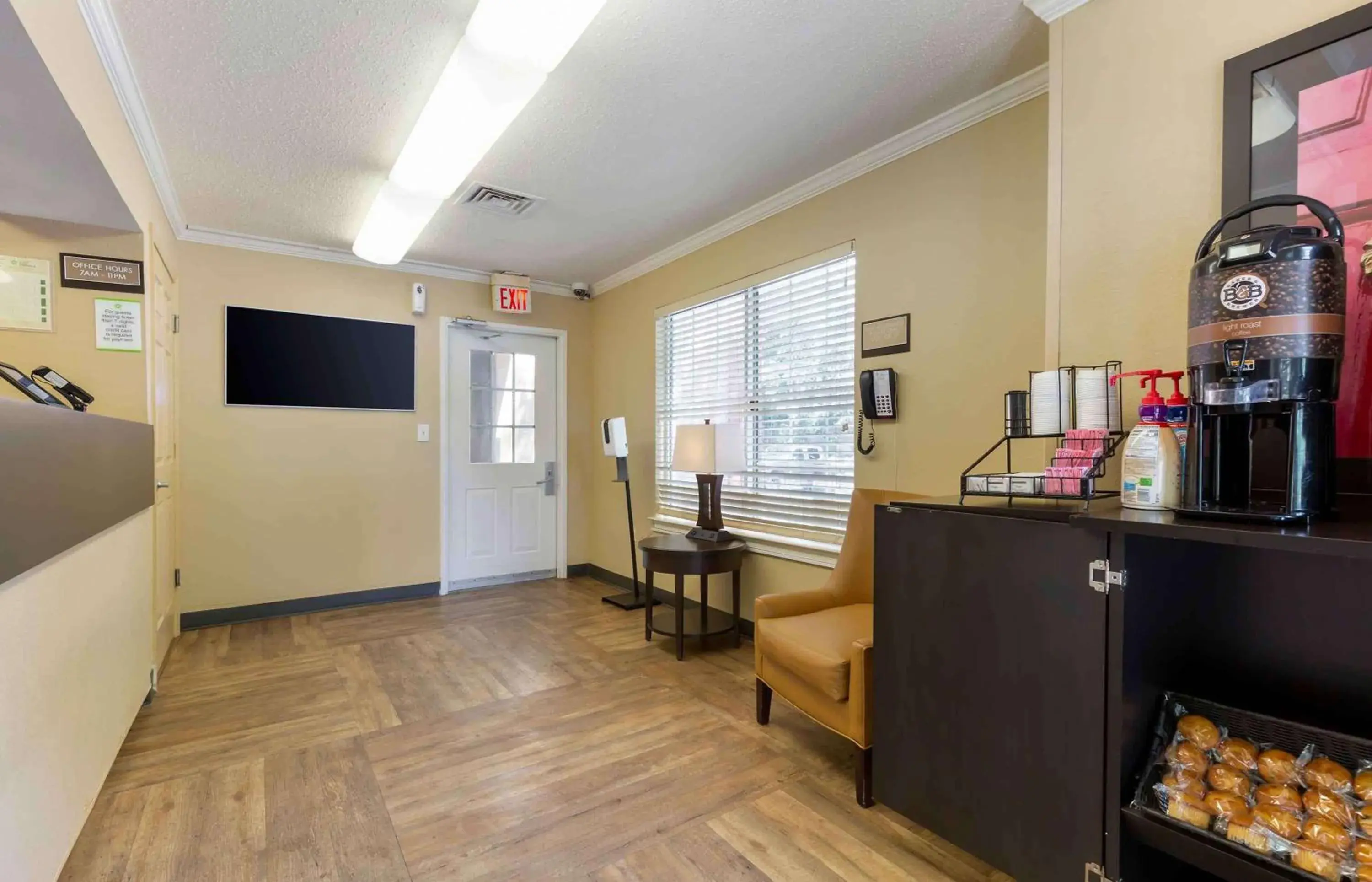 Lobby or reception, TV/Entertainment Center in Extended Stay America Suites - Washington, DC - Chantilly