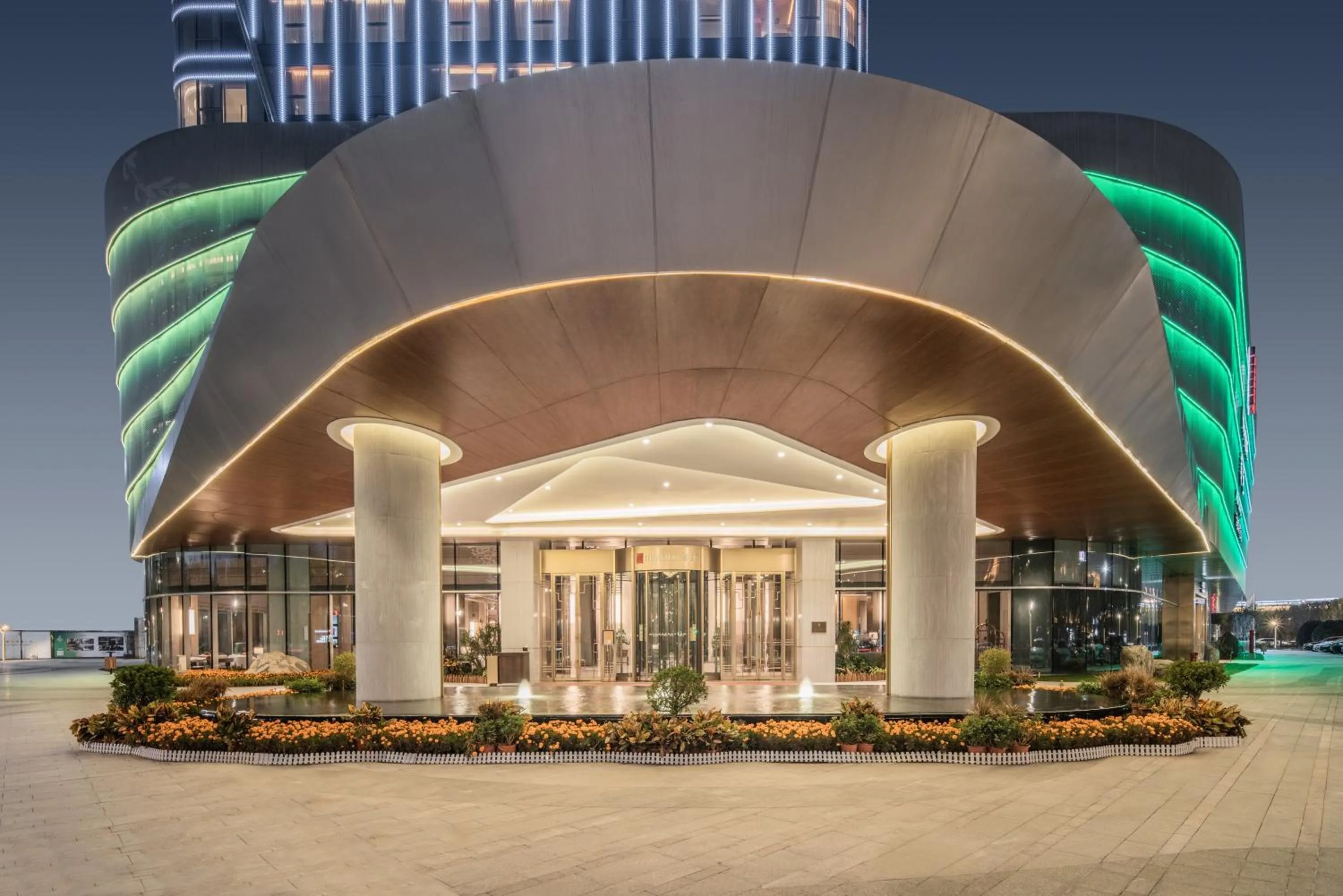 Property building in HUALUXE Xi'an Chanba by IHG-西安浐灞华邑酒店-Near Xi'an International Convention Exhibition Center and Shopping mall and The Romantic show of Xi'an-Free Luggage Storage-English Service