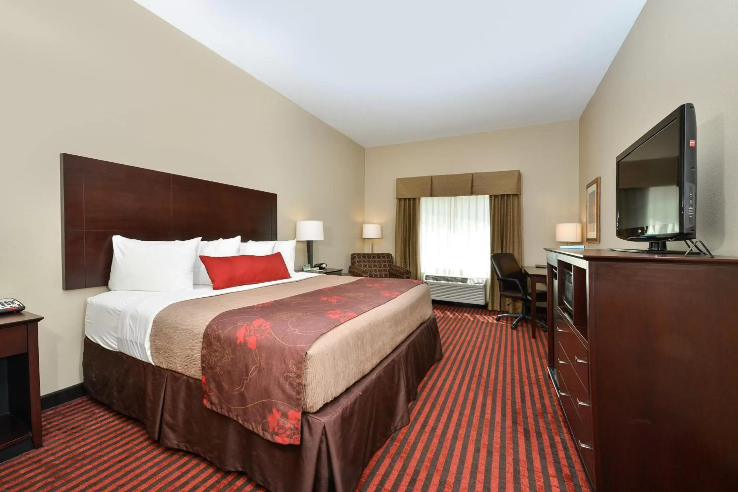 King Room in Best Western Plus Louisa King Room in Best Western Plus Louisa