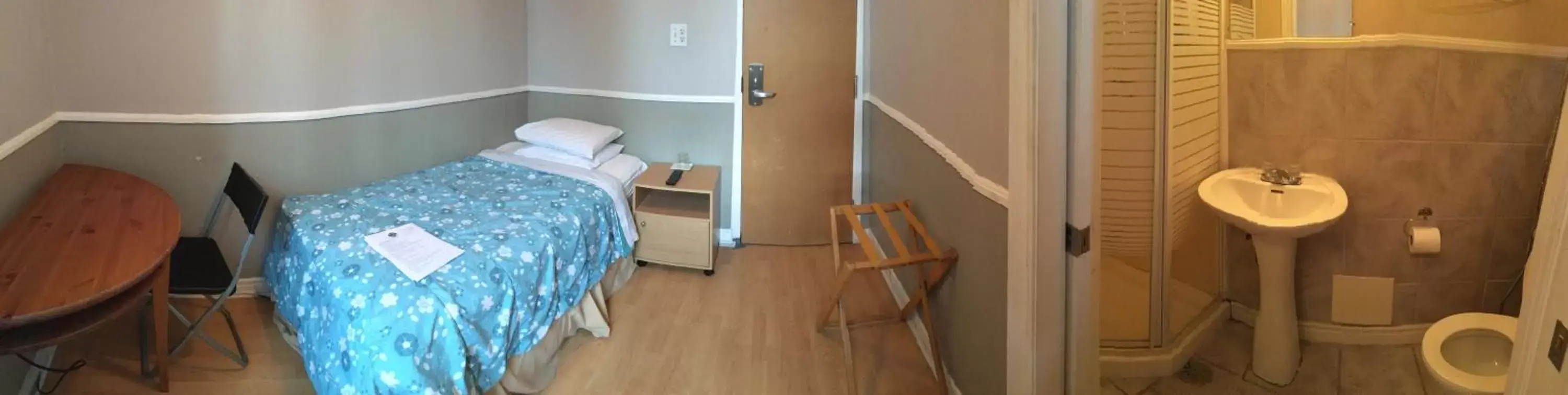 Single Room with Single Bed and Private Bathroom in The Rex Hotel Jazz & Blues Bar Single Room with Single Bed and Private Bathroom in The Rex Hotel Jazz & Blues Bar