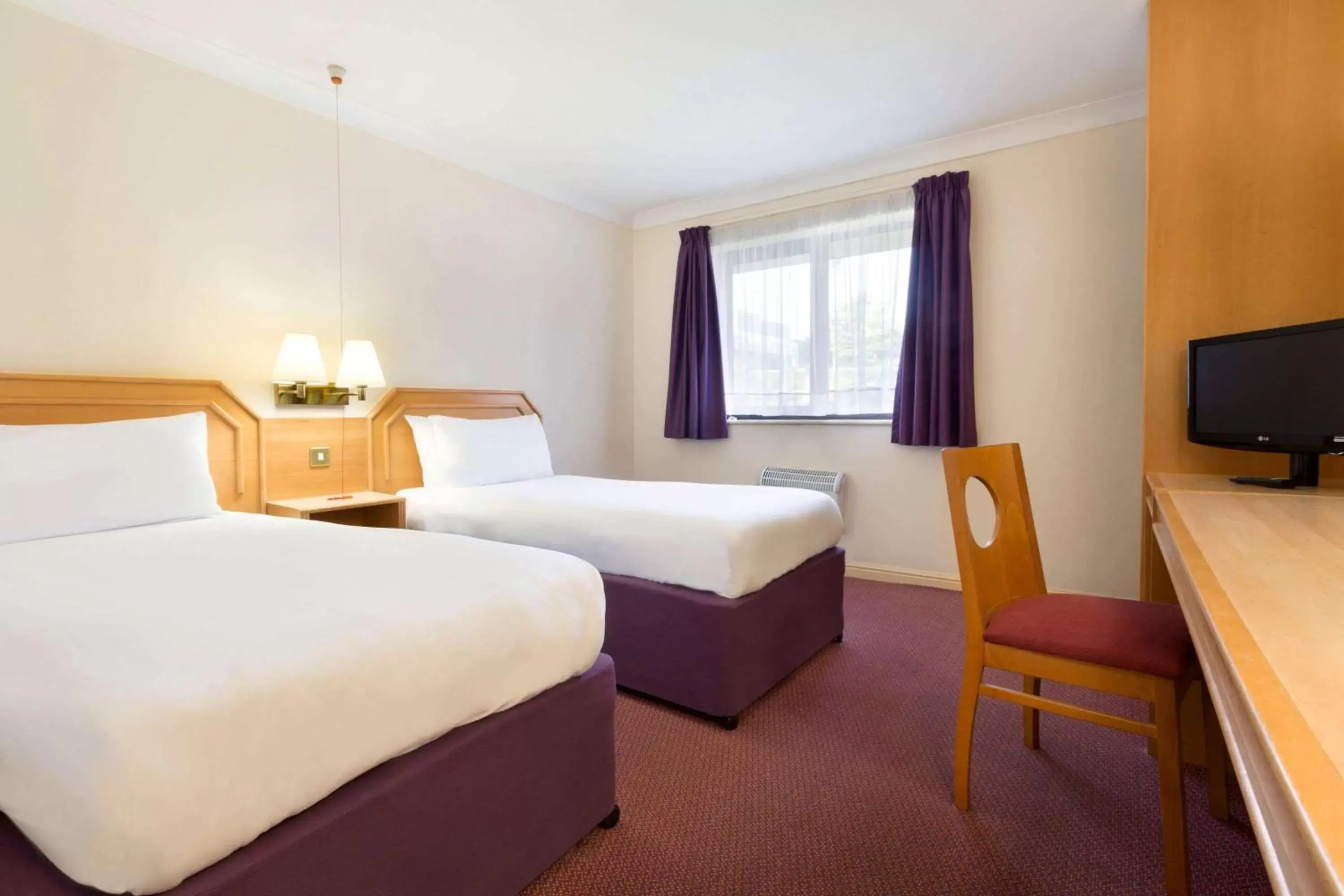 Photo of the whole room, Bed in Days Inn Southampton Rownhams