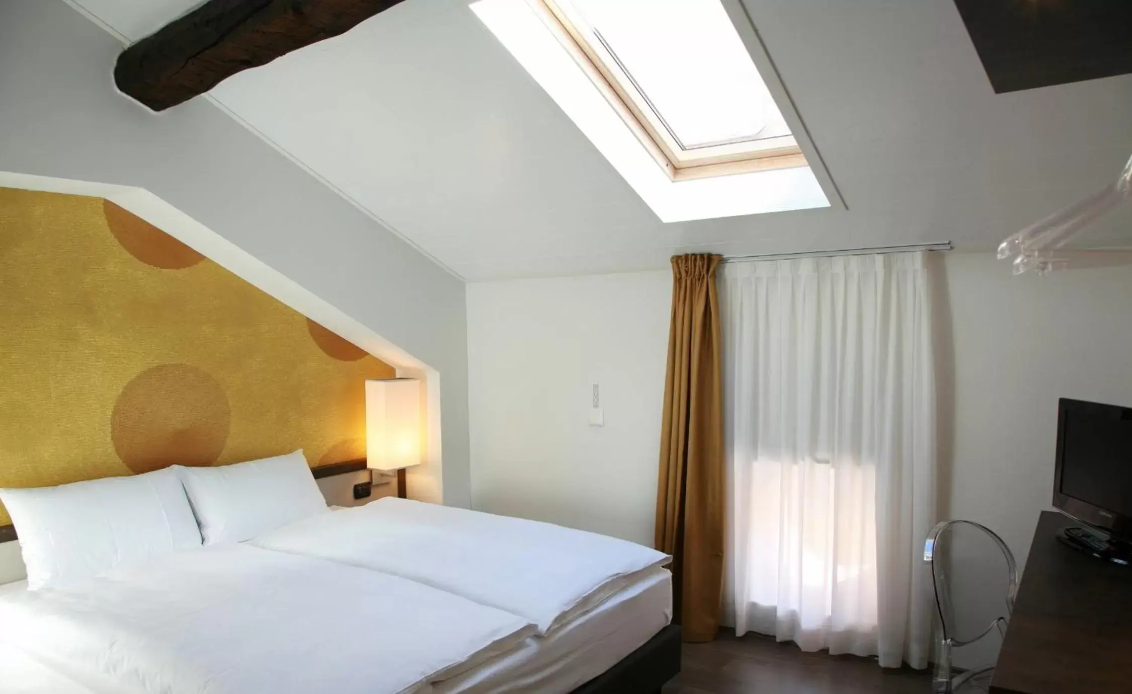 Photo of the whole room, Bed in Hotel Internazionale Bellinzona