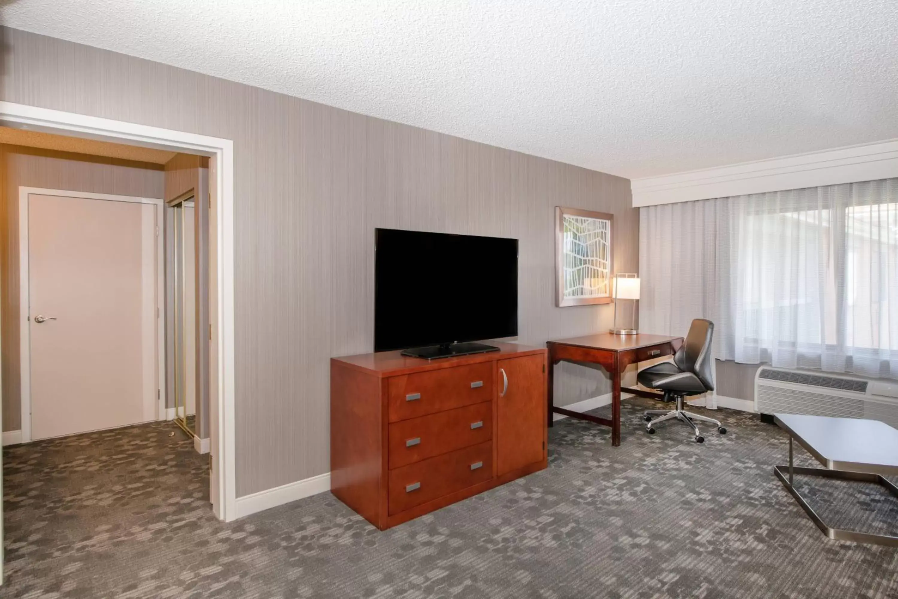 Living room, TV/Entertainment Center in Courtyard by Marriott Oakland Airport