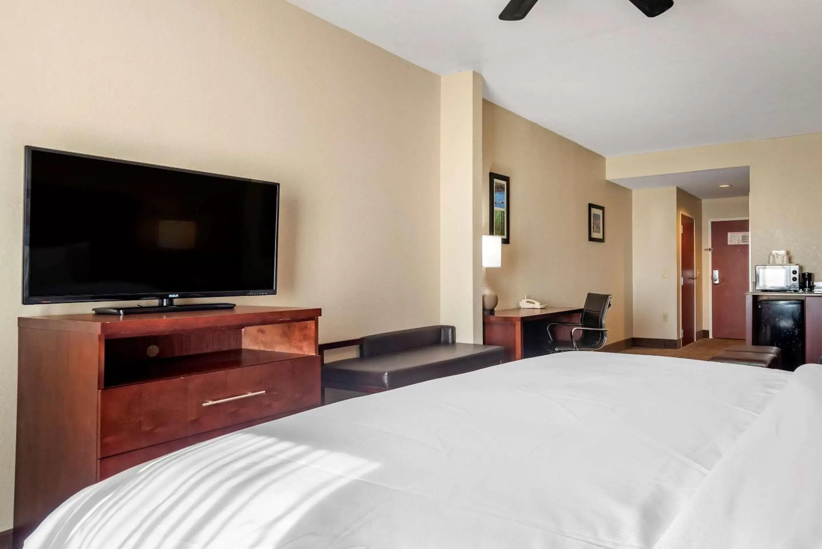 Photo of the whole room, Bed in Comfort Inn & Suites Clinton