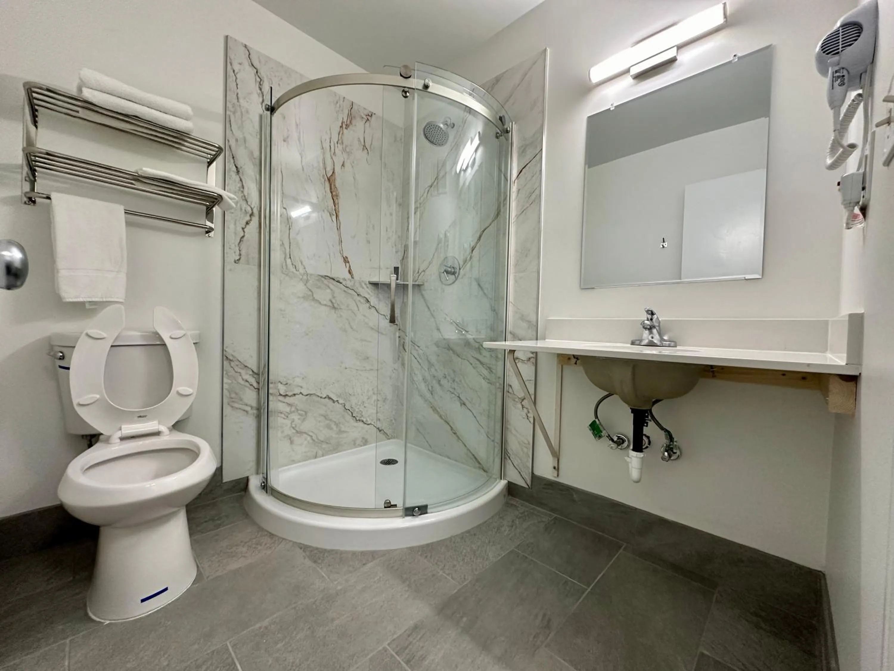 Shower in Royal Inn and Suites Charlotte Airport