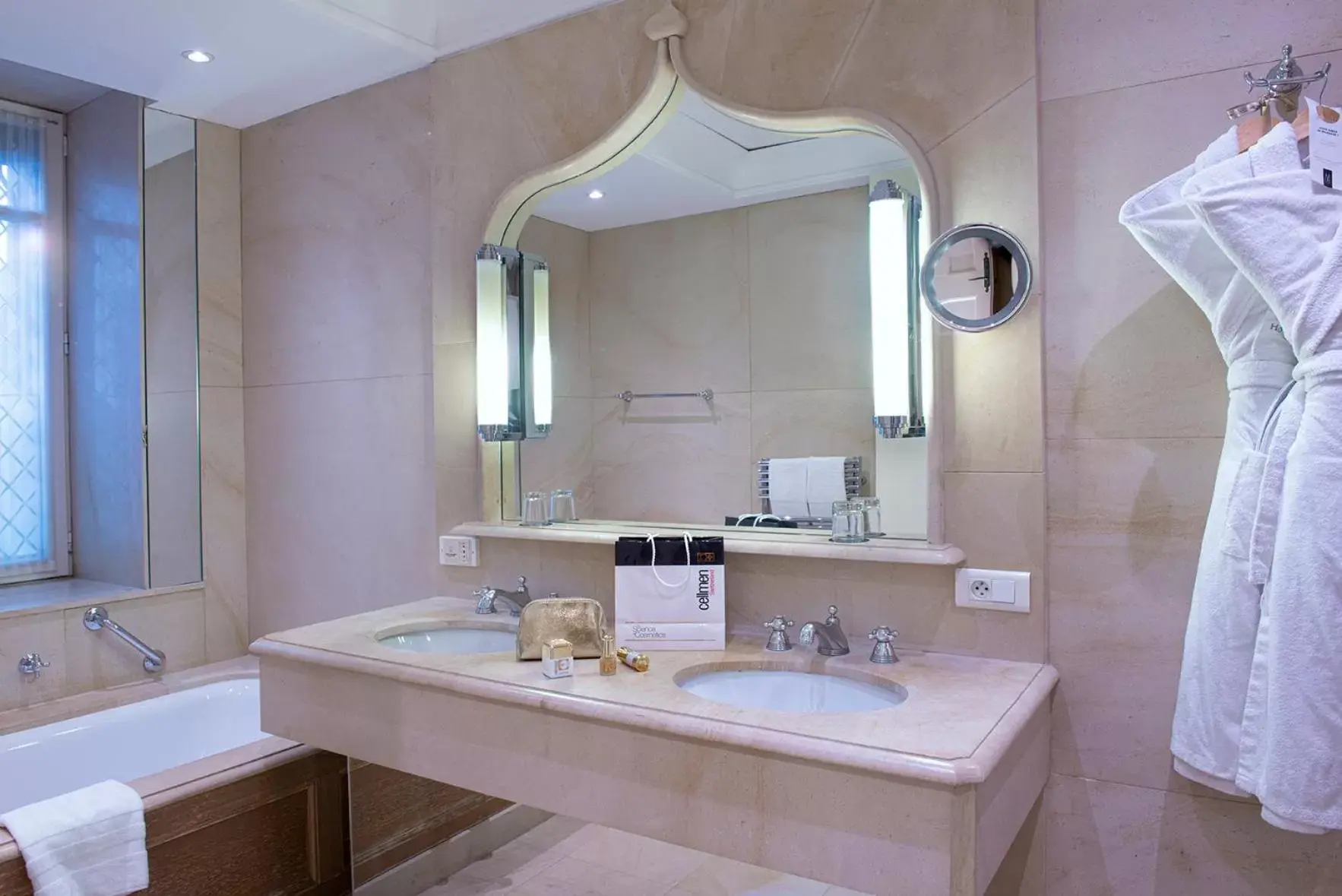 Bathroom in Hotel de la Cité & Spa MGallery