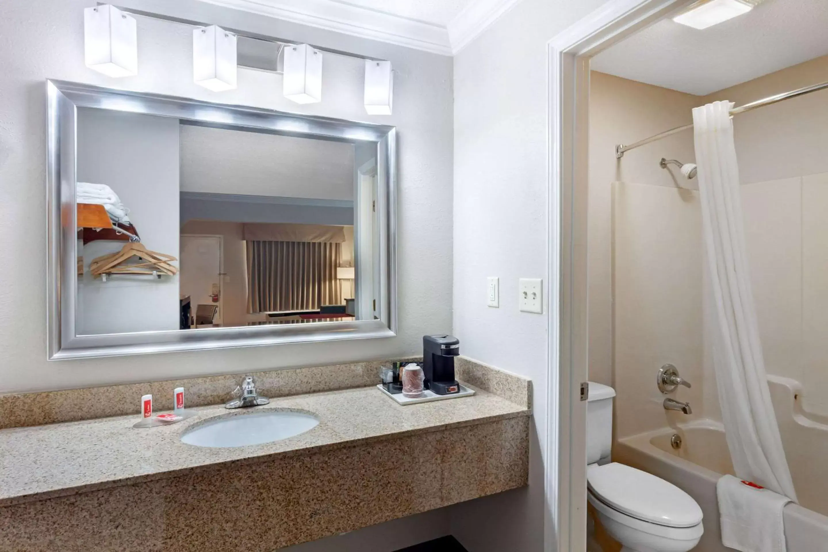 Bedroom, Bathroom in Econo Lodge Byron - Warner Robins