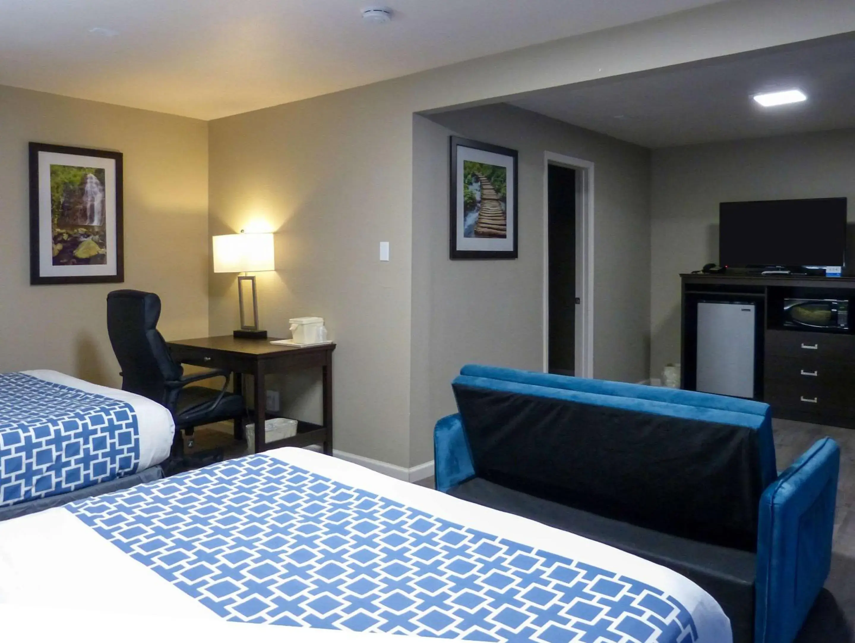 Bedroom, Bed in Rodeway Inn & Suites