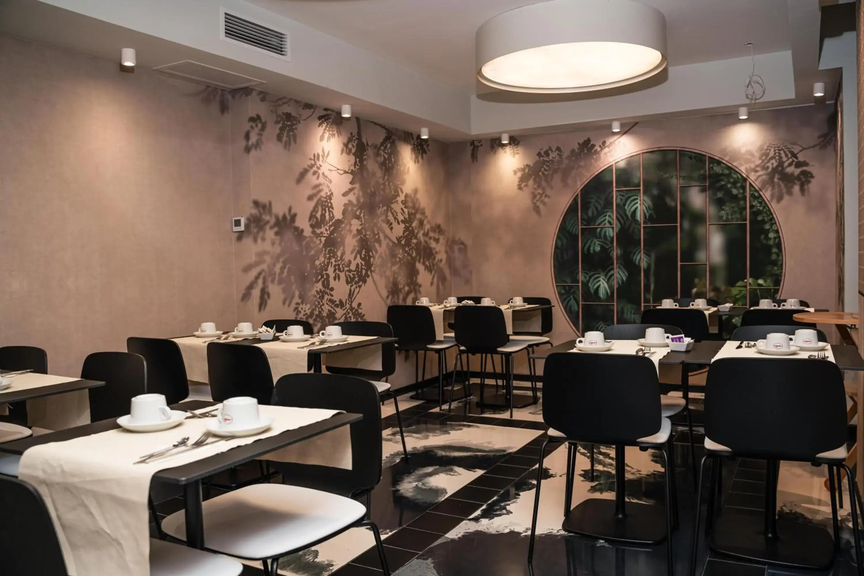 Restaurant/Places to Eat in Hôtel Univers