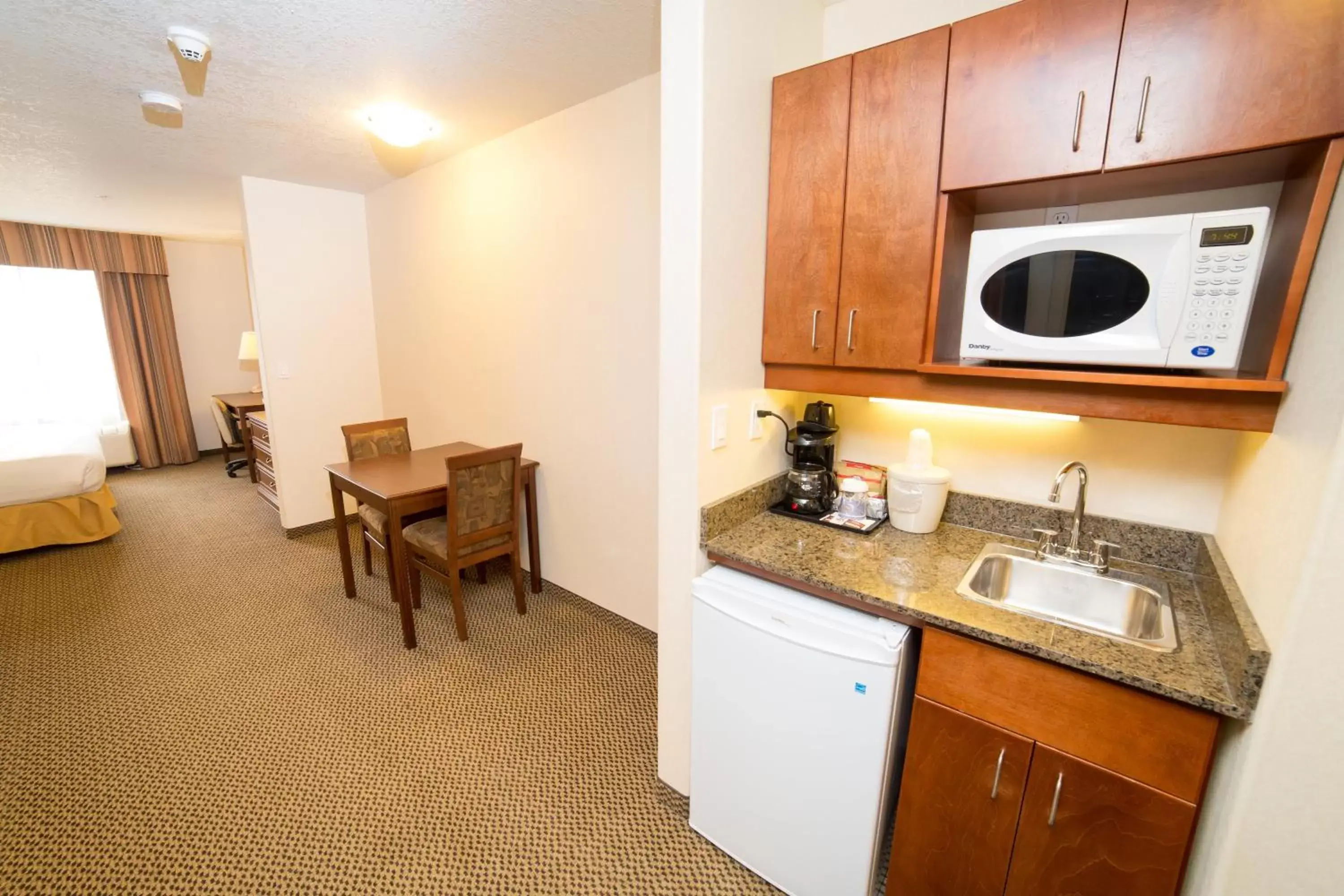 Photo of the whole room, Kitchen/Kitchenette in Holiday Inn Express & Suites Drayton Valley, an IHG Hotel