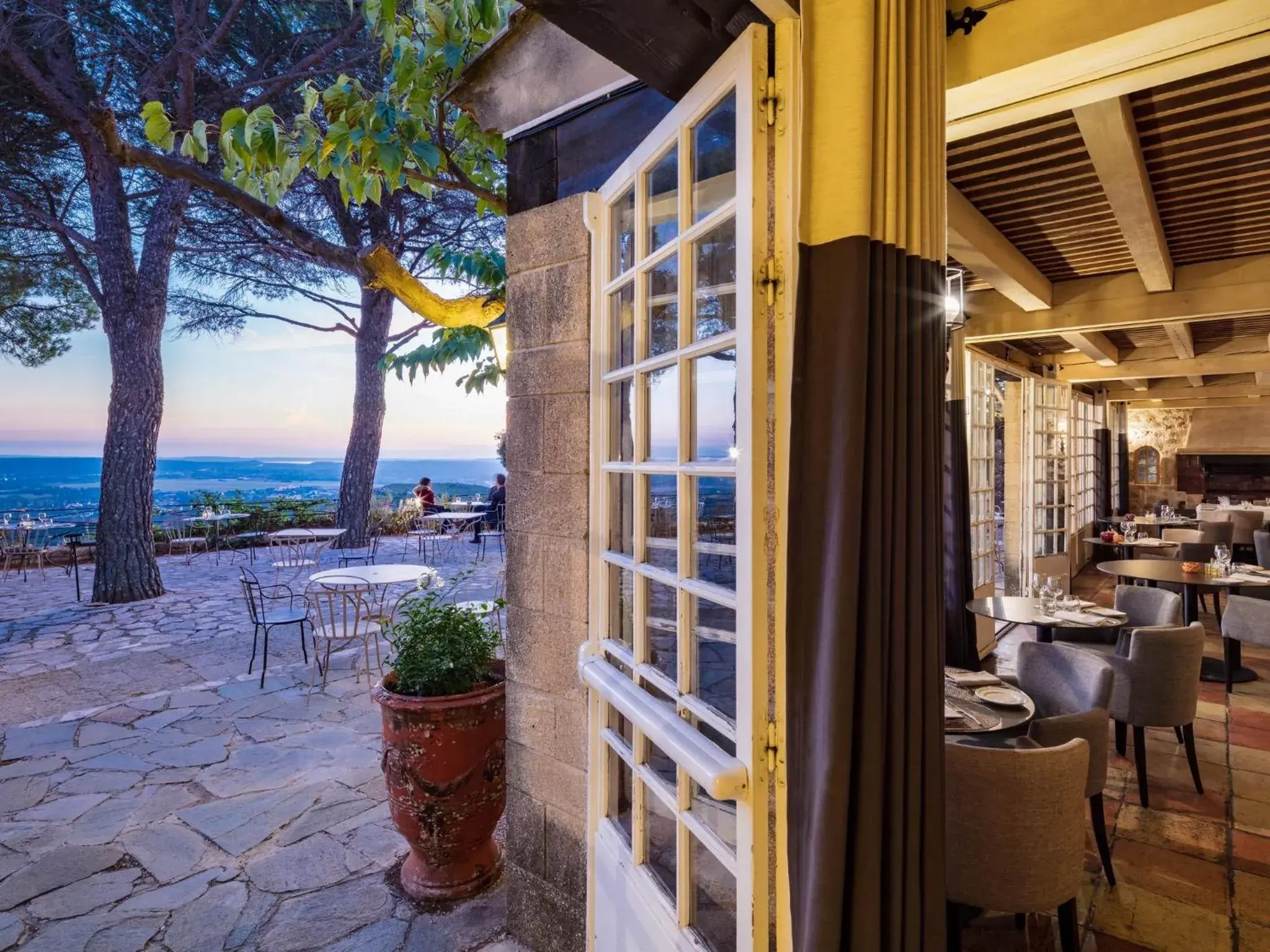 Patio, Restaurant/Places to Eat in Abbaye de Sainte Croix