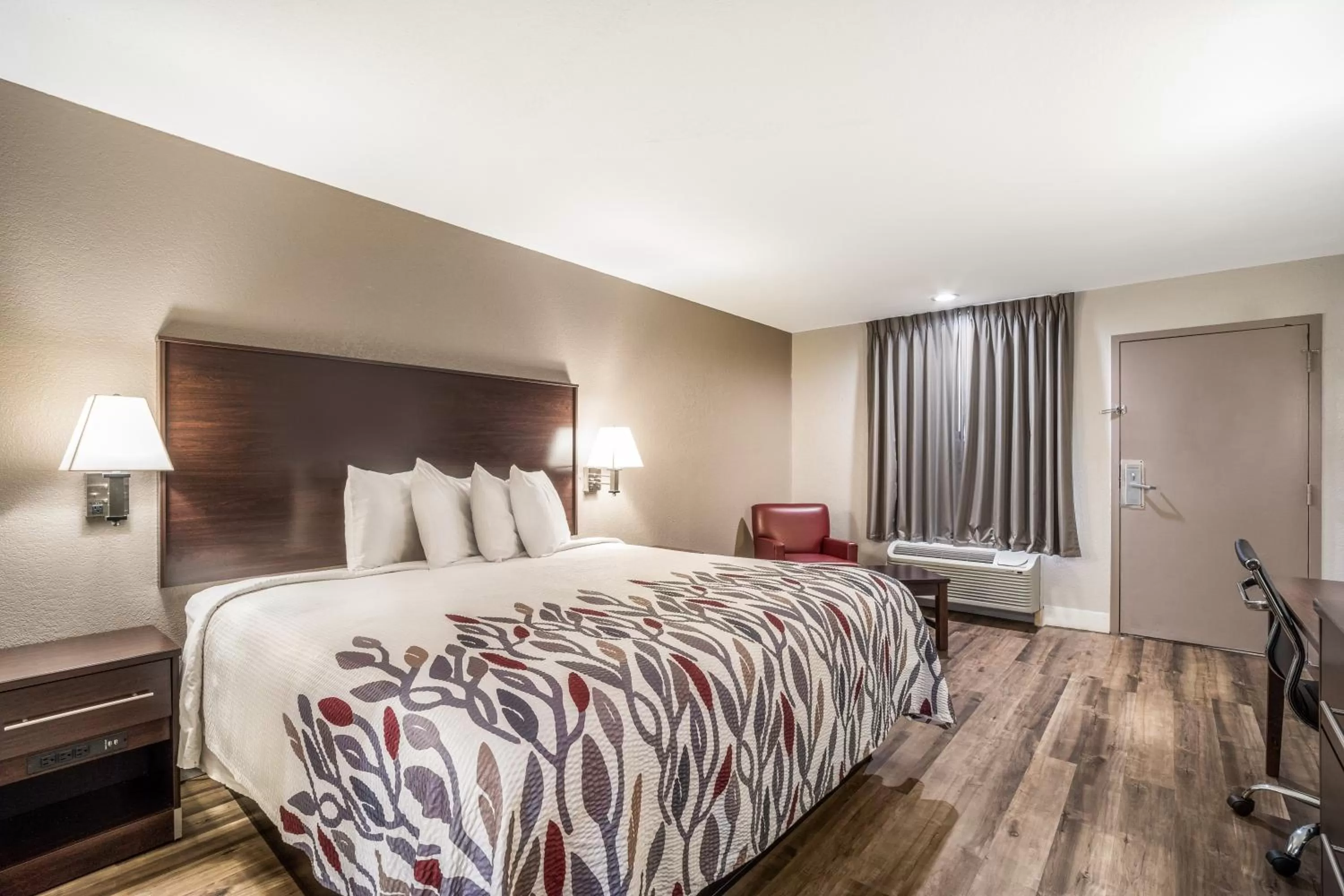 Photo of the whole room, Bed in Red Roof Inn Sumter