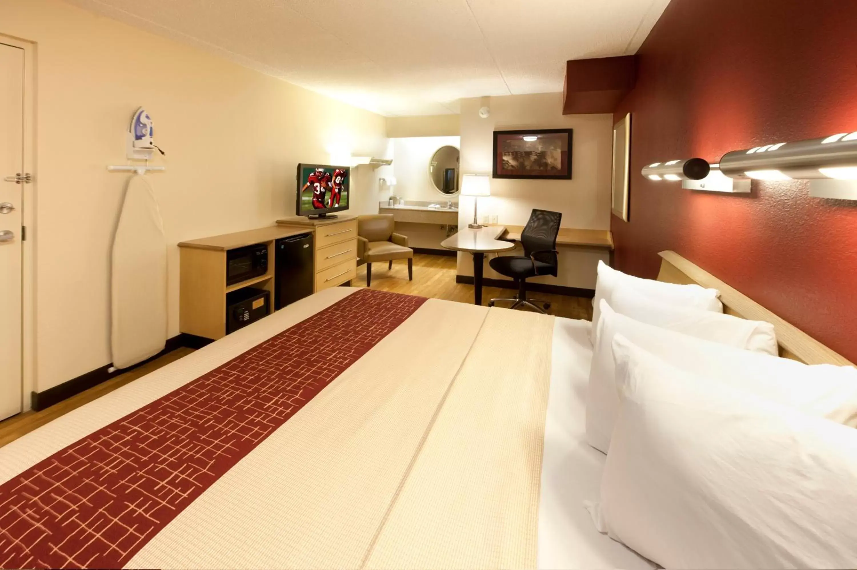 Photo of the whole room, Room Photo in Red Roof Inn Dayton North Airport
