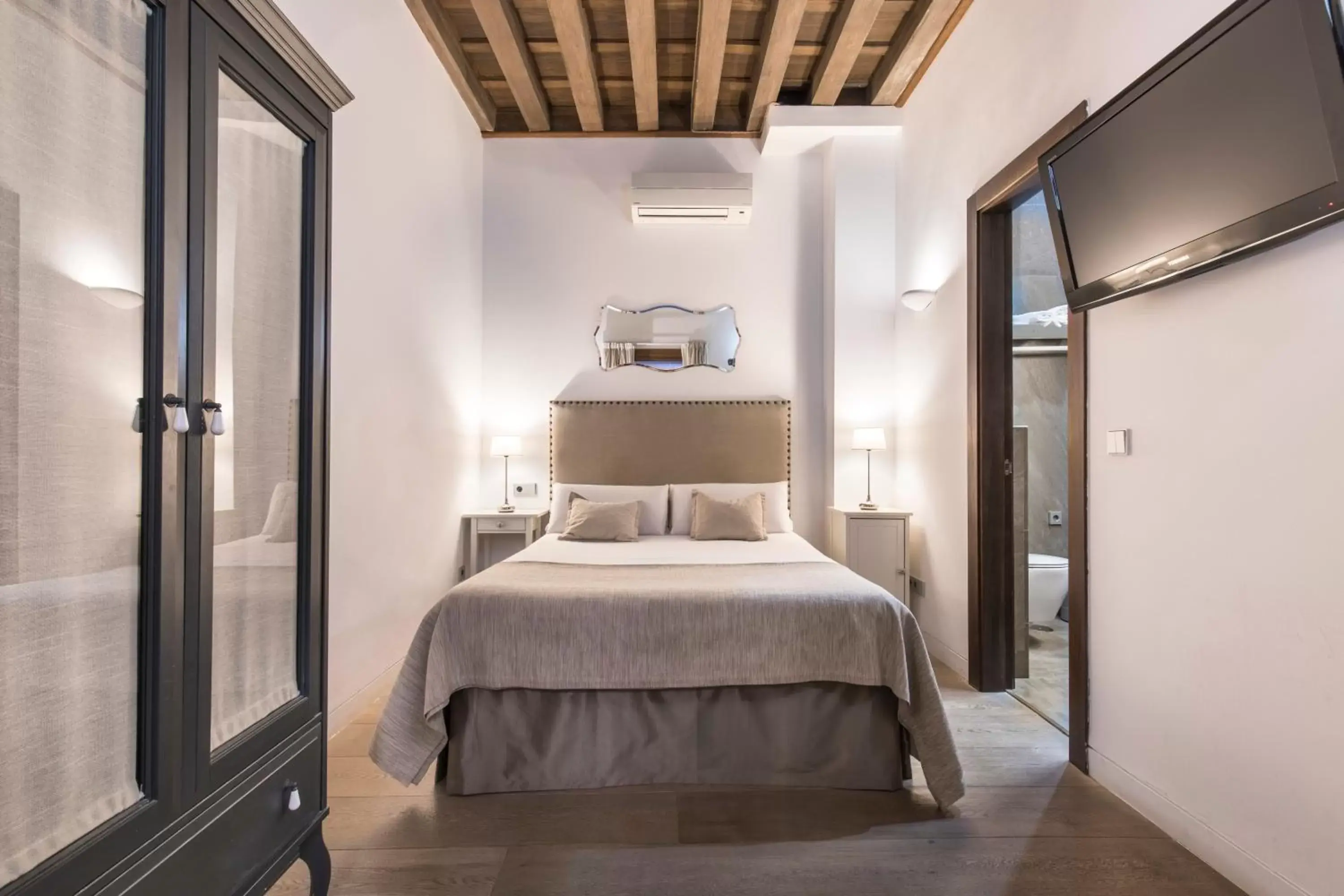 Photo of the whole room, Bed in Shine Albayzín Photo of the whole room, Bed in Shine Albayzín