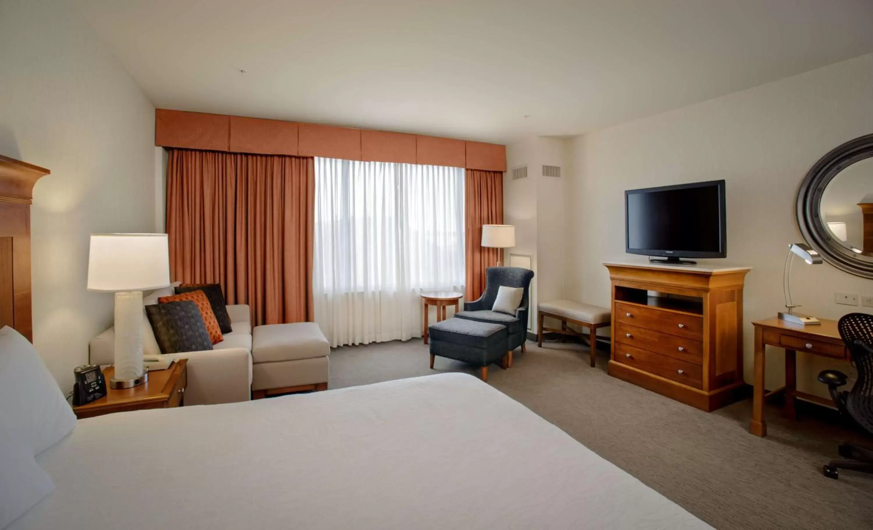 Bed, TV/Entertainment Center in Hilton Garden Inn Portland Downtown Waterfront