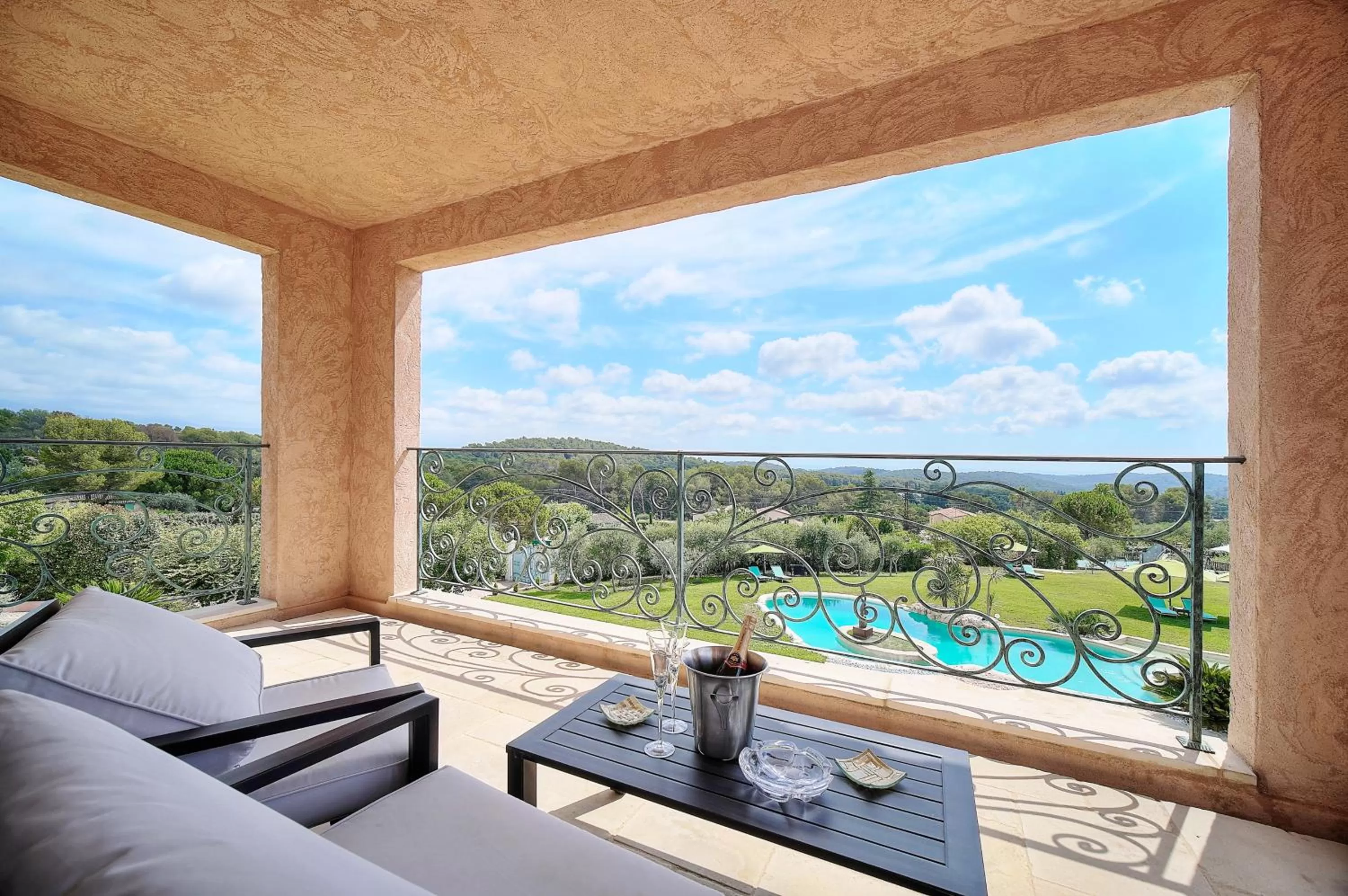 Pool View in Chambre d'hôte "HAVRE DE PAIX" Prestige jacuzzi, hammam, sauna, PISCINE Mougins Cannes Grasse