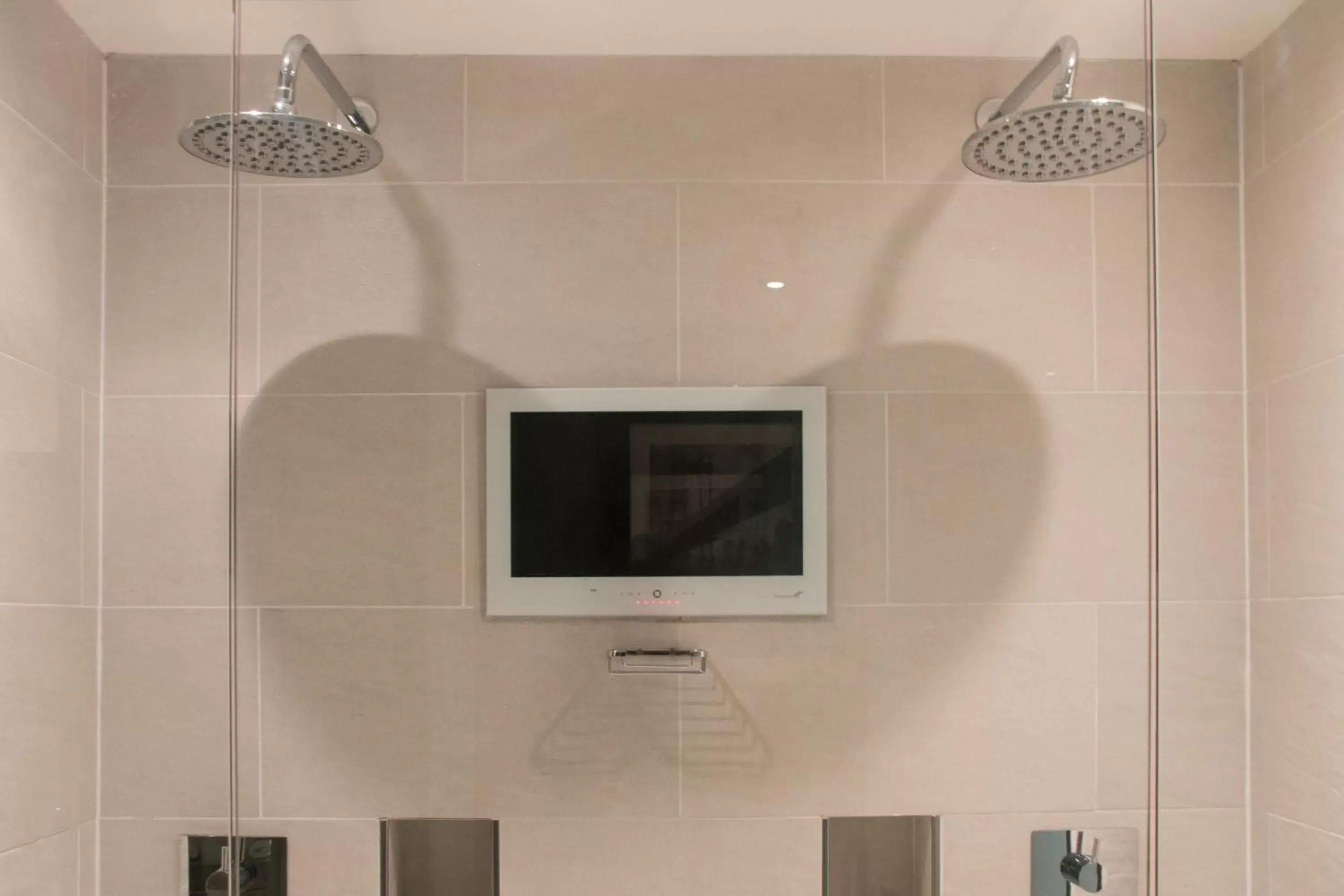 Bathroom, TV/Entertainment Center in Le Monde Hotel