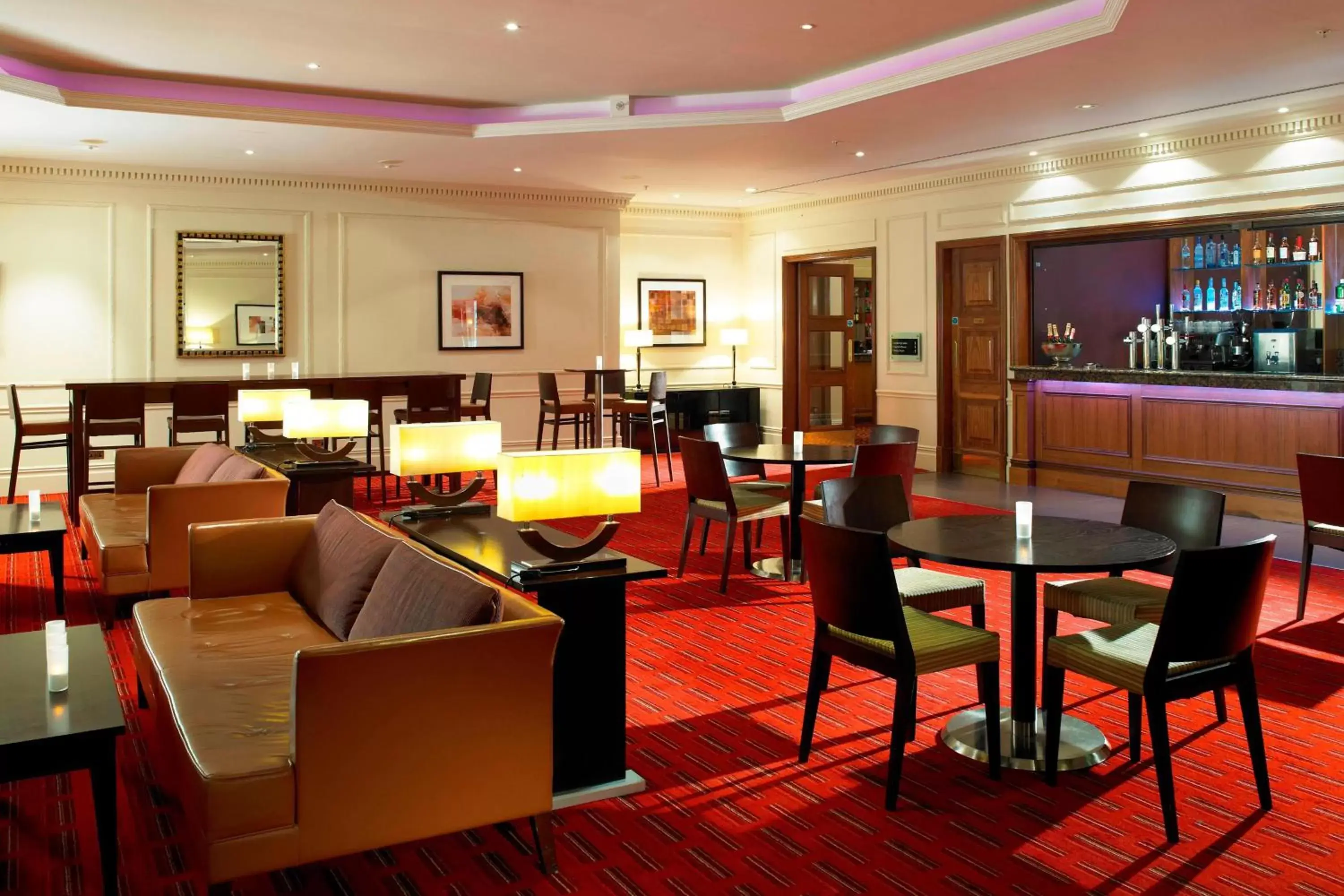 Kitchen or kitchenette, Lounge/Bar in Delta Hotels by Marriott Huntingdon