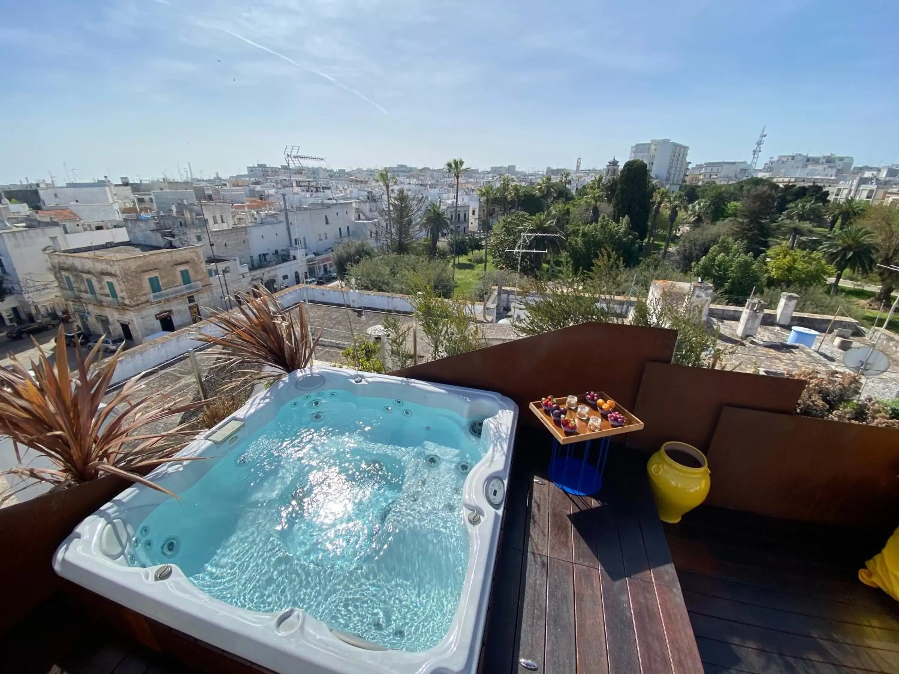 Hot Tub, Swimming Pool in Biancofiore Apartments